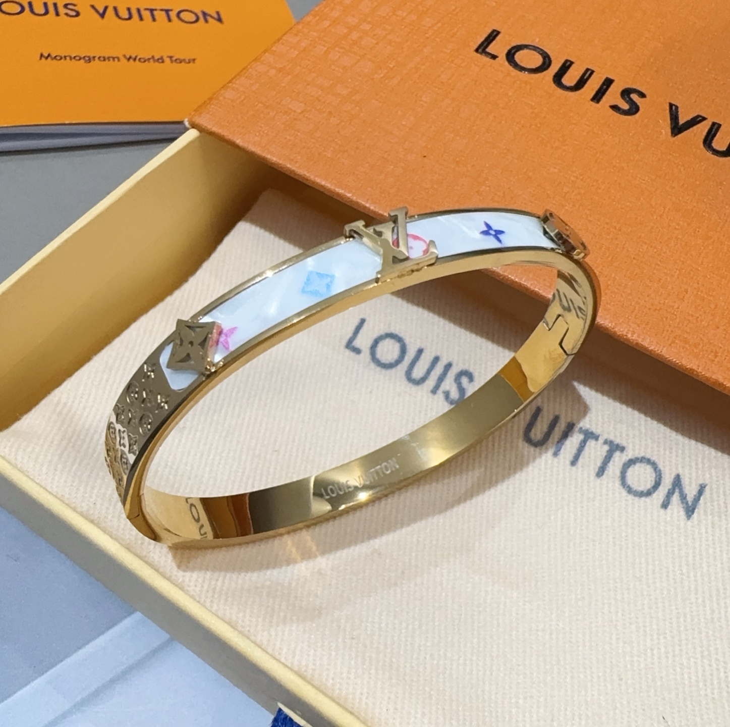  。LOUIS VUITTON官网热款MONOGRAM LV手镯 
LV老花贴皮手环 顶级太钢材质 真空