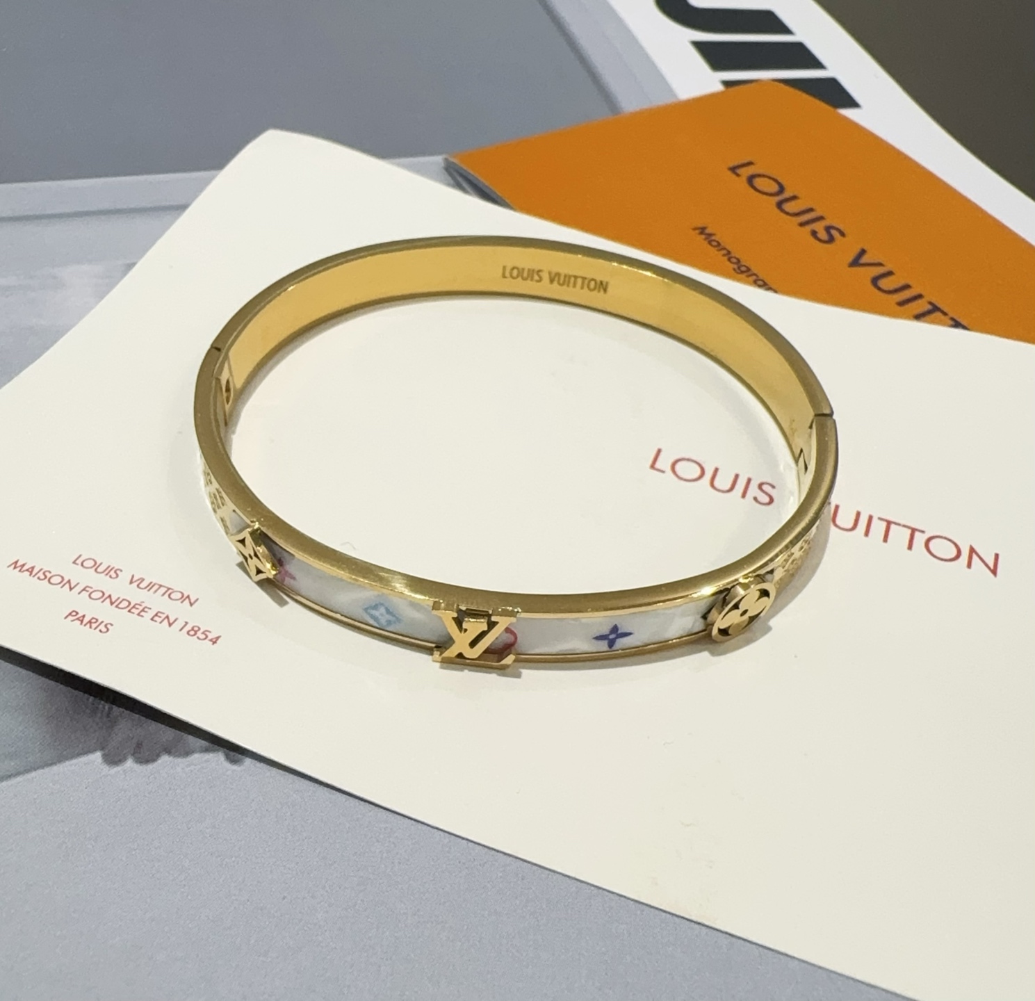  。LOUIS VUITTON官网热款MONOGRAM LV手镯 
LV老花贴皮手环 顶级太钢材质 真空