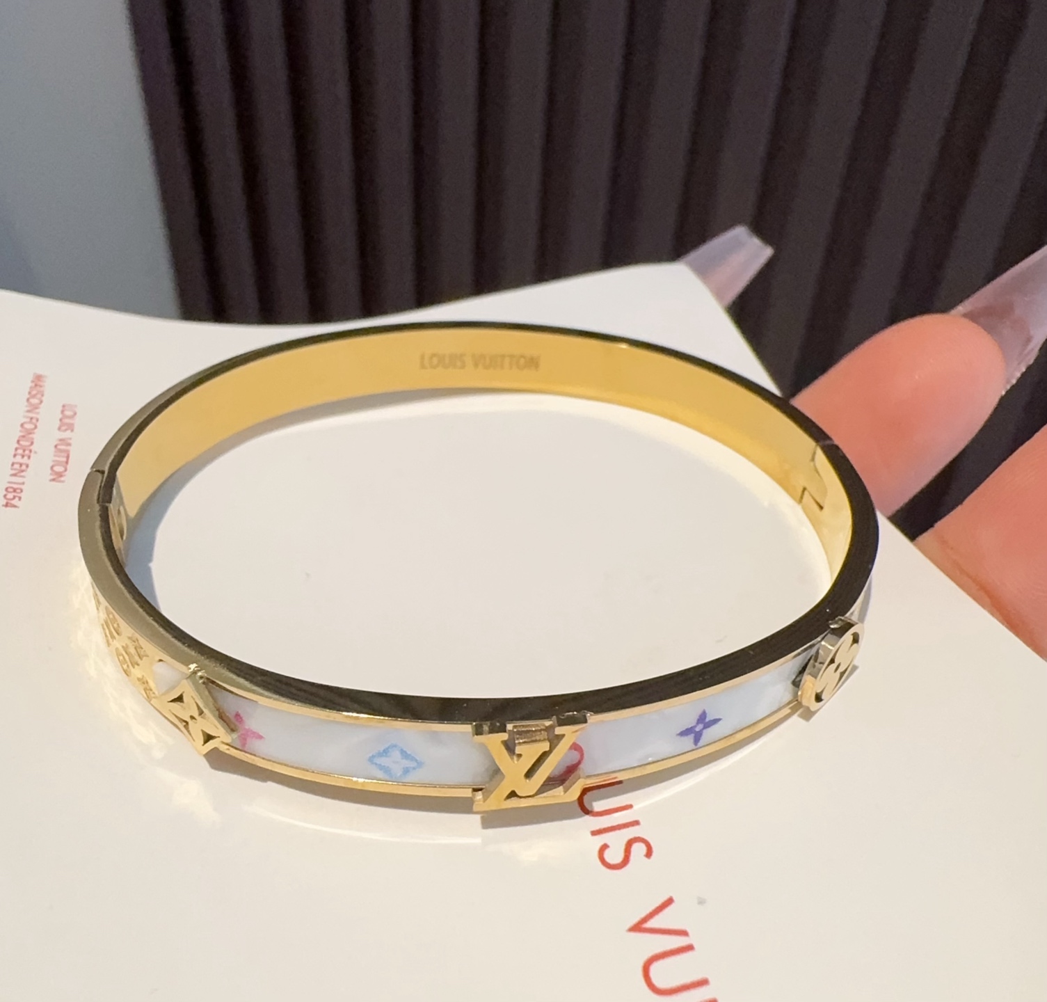  。LOUIS VUITTON官网热款MONOGRAM LV手镯 
LV老花贴皮手环 顶级太钢材质 真空
