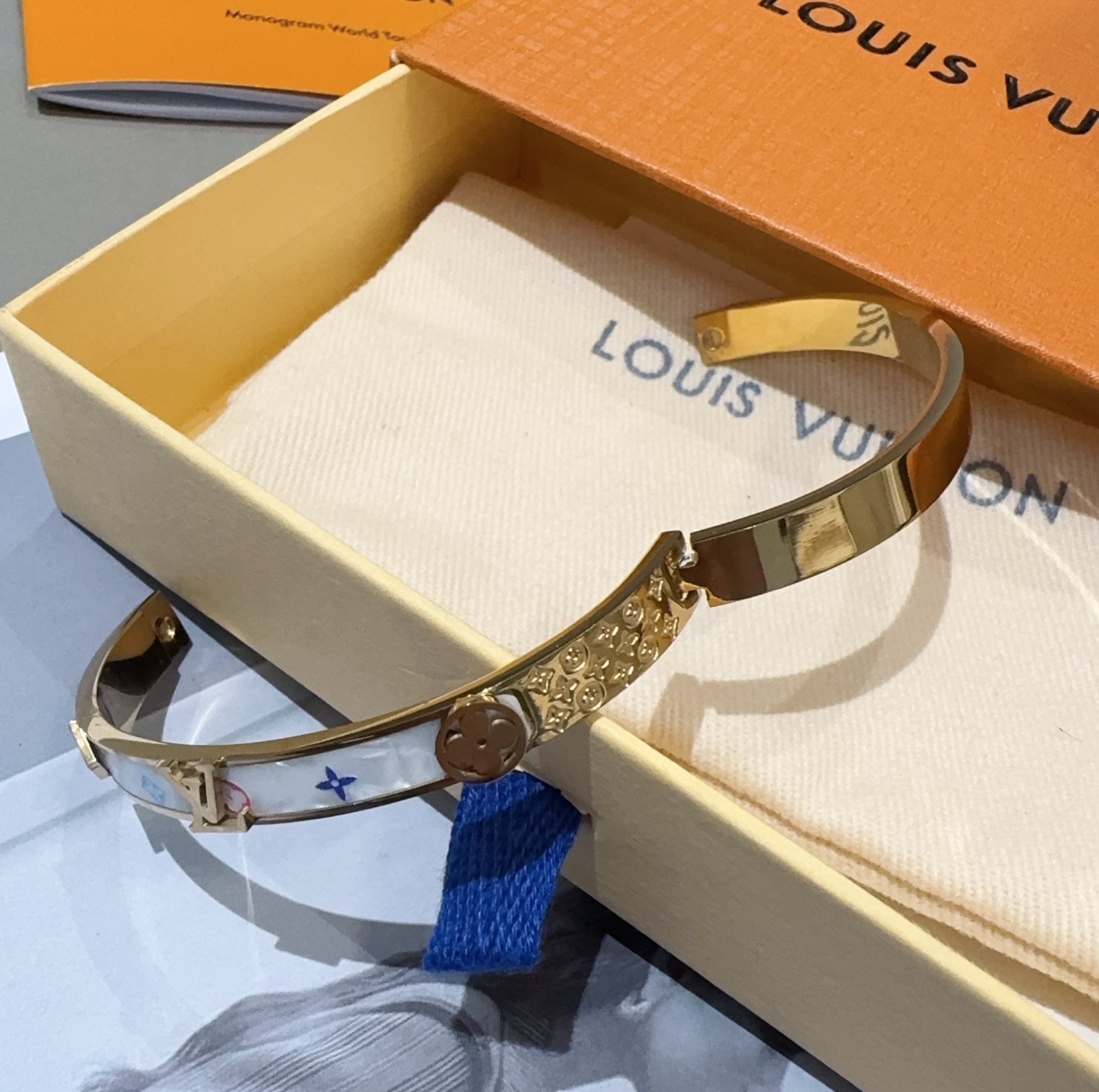  。LOUIS VUITTON官网热款MONOGRAM LV手镯 
LV老花贴皮手环 顶级太钢材质 真空