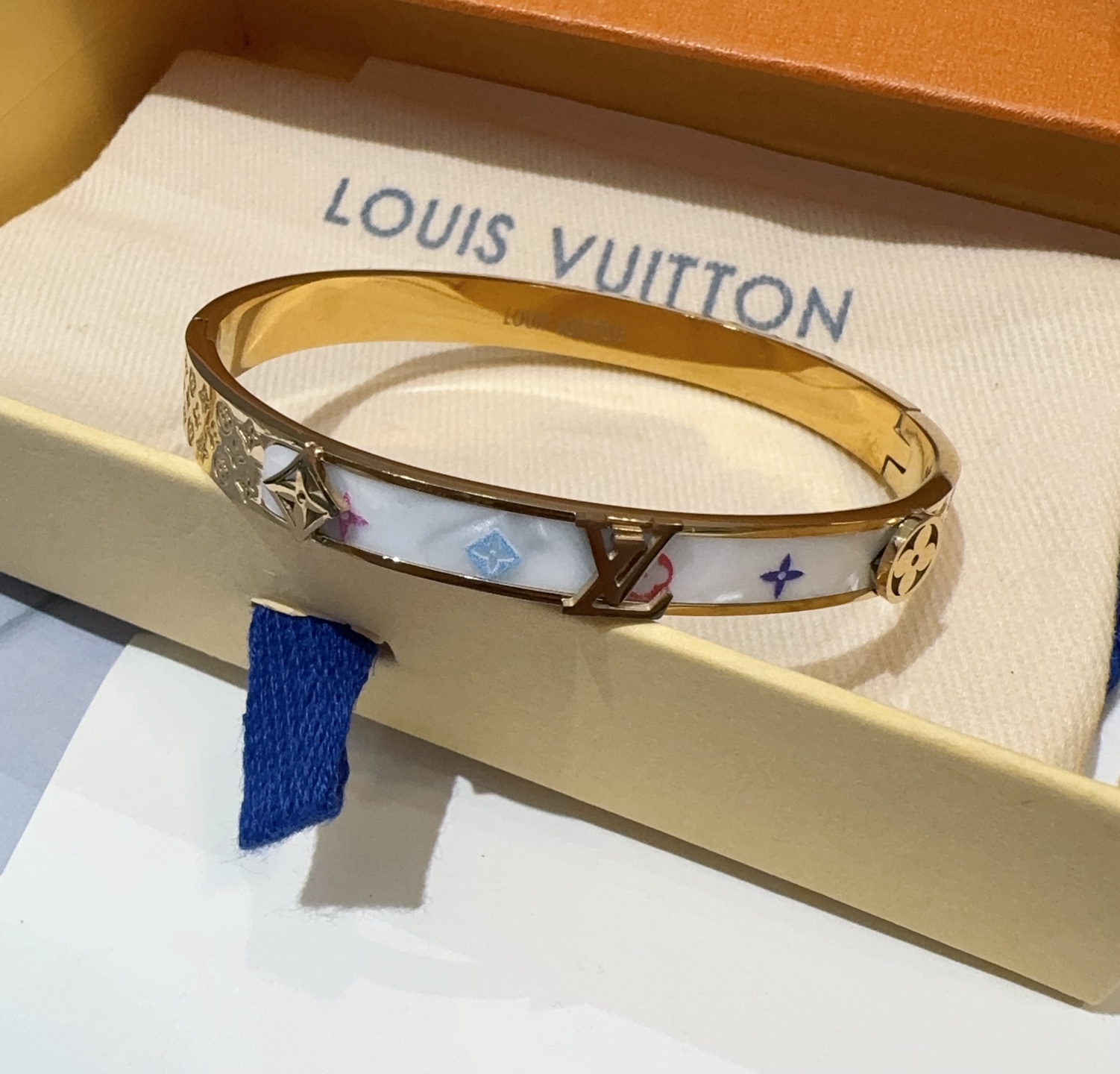 。LOUIS VUITTON官网热款MONOGRAM LV手镯 
LV老花贴皮手环 顶级太钢材质 真空