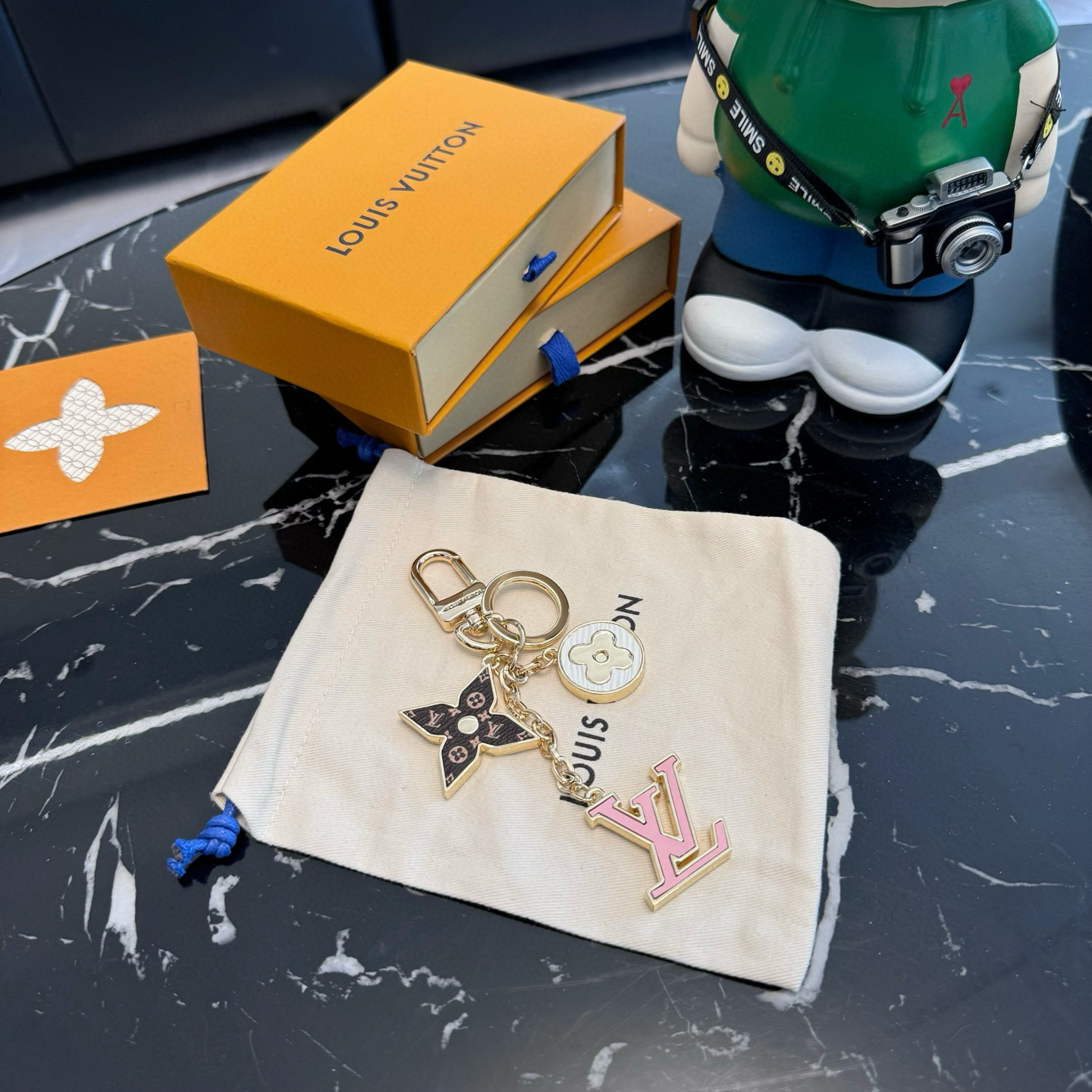 🆕Lv 钥匙扣包挂件
SPring Street Chain 包饰将 Monogram 花卉和 LV 字