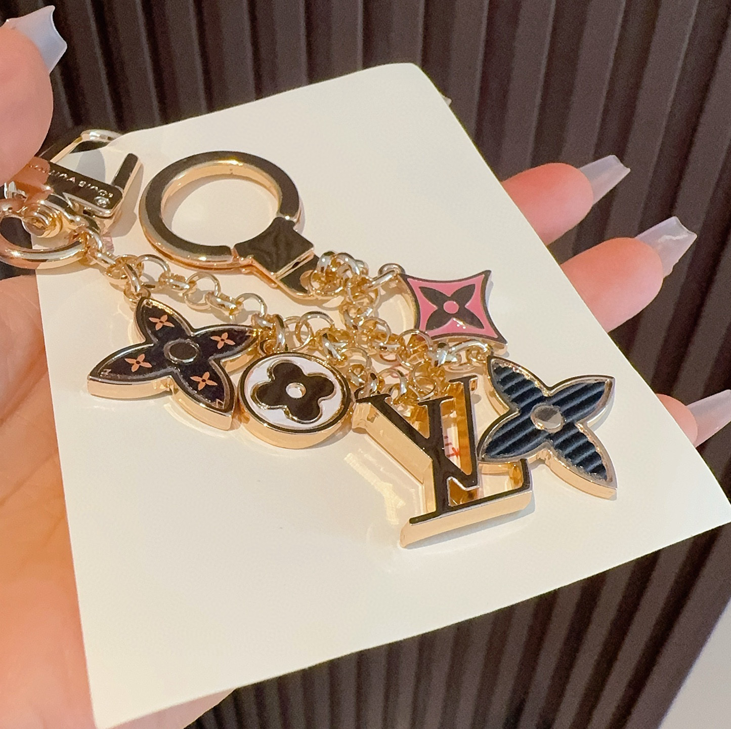  🆕lv钥匙扣 包包挂件挂饰
SPring Street Chain 包饰将 Monogram 花卉和 
