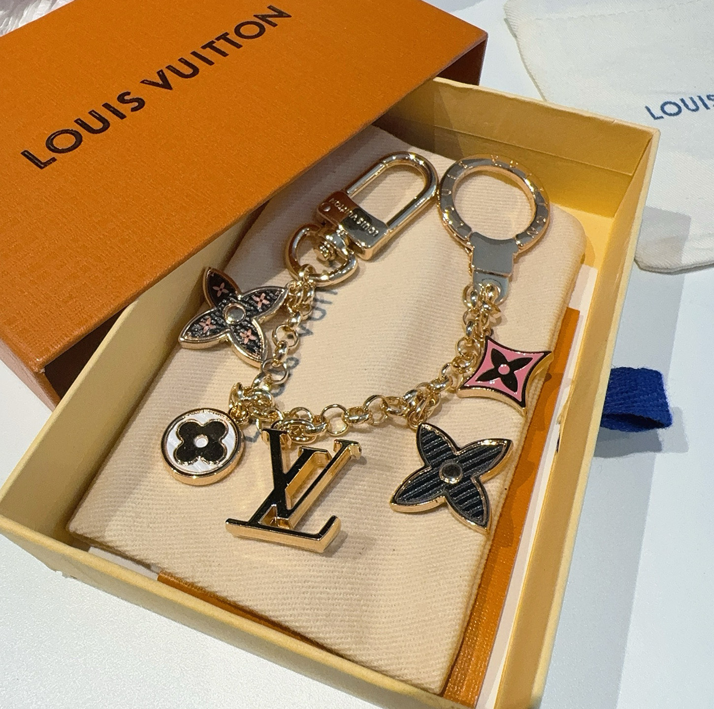  🆕lv钥匙扣 包包挂件挂饰
SPring Street Chain 包饰将 Monogram 花卉和 