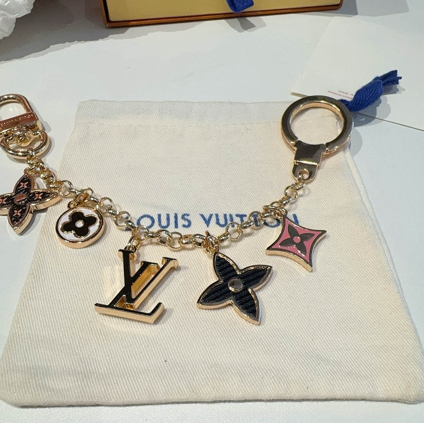  🆕lv钥匙扣 包包挂件挂饰
SPring Street Chain 包饰将 Monogram 花卉和 