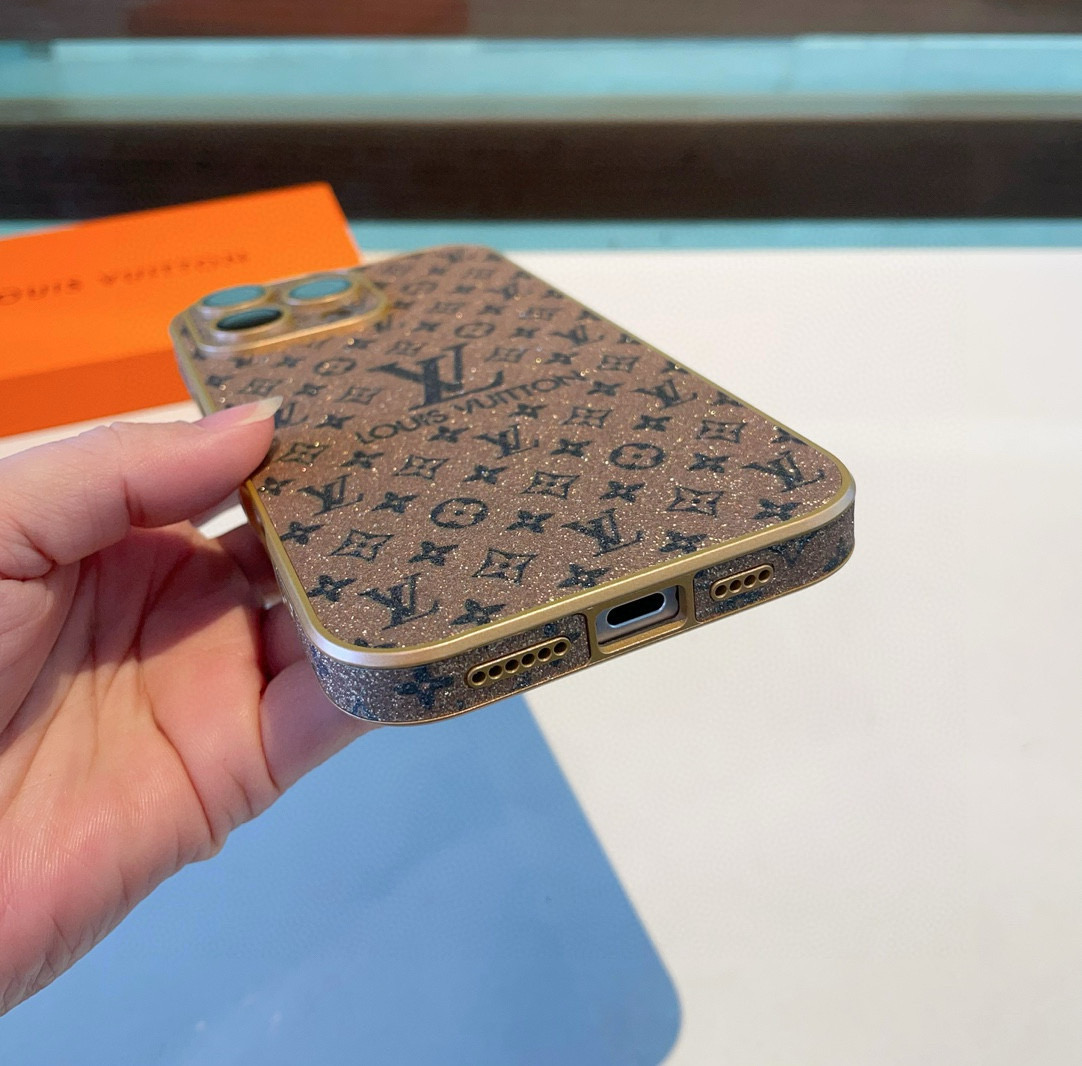 🆕LV手机壳电镀磨砂手感全包精孔手机壳
型号：为了不出现报错型号，请打开本机查看手机设置显示的型号
iP