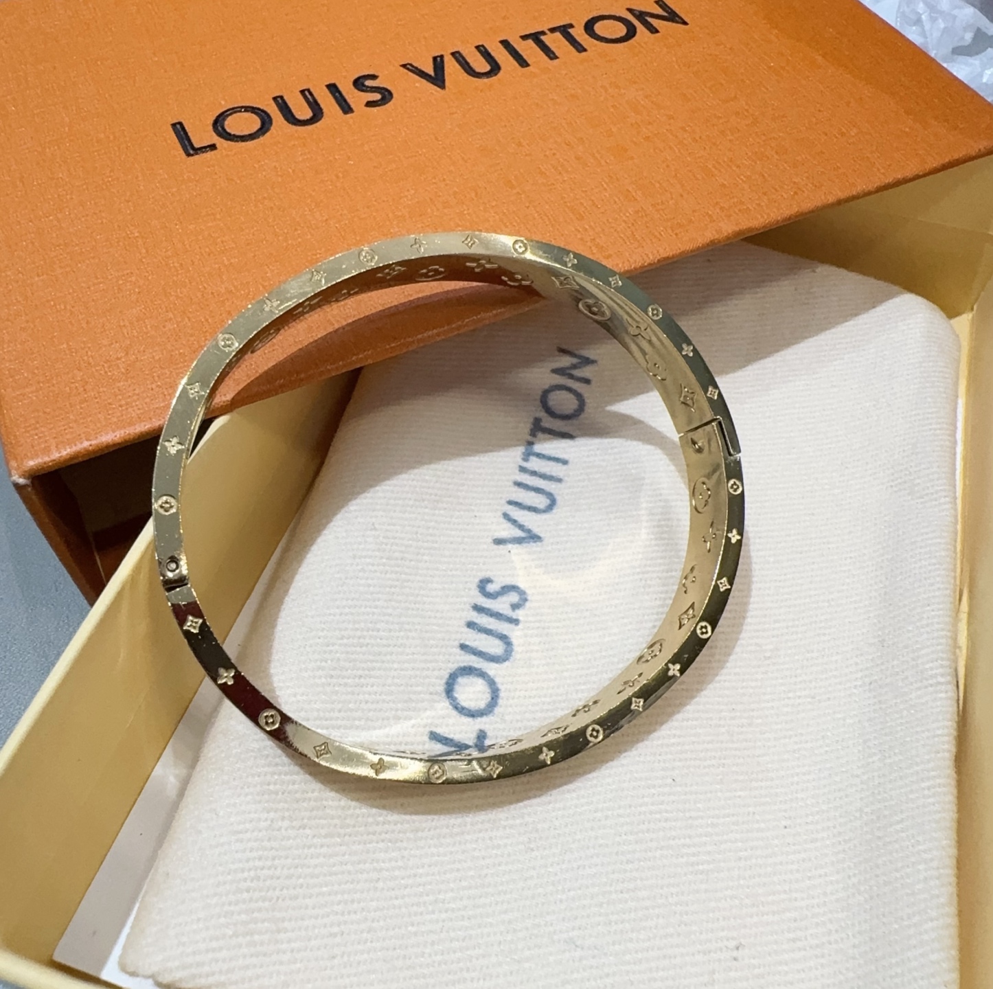  。LOUIS VUITTON官网热款MONOGRAM LV手镯 
LV珐琅滴胶手环 顶级太钢材质 真空