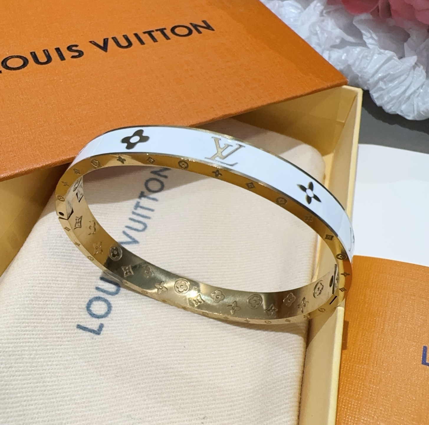  。LOUIS VUITTON官网热款MONOGRAM LV手镯 
LV珐琅滴胶手环 顶级太钢材质 真空