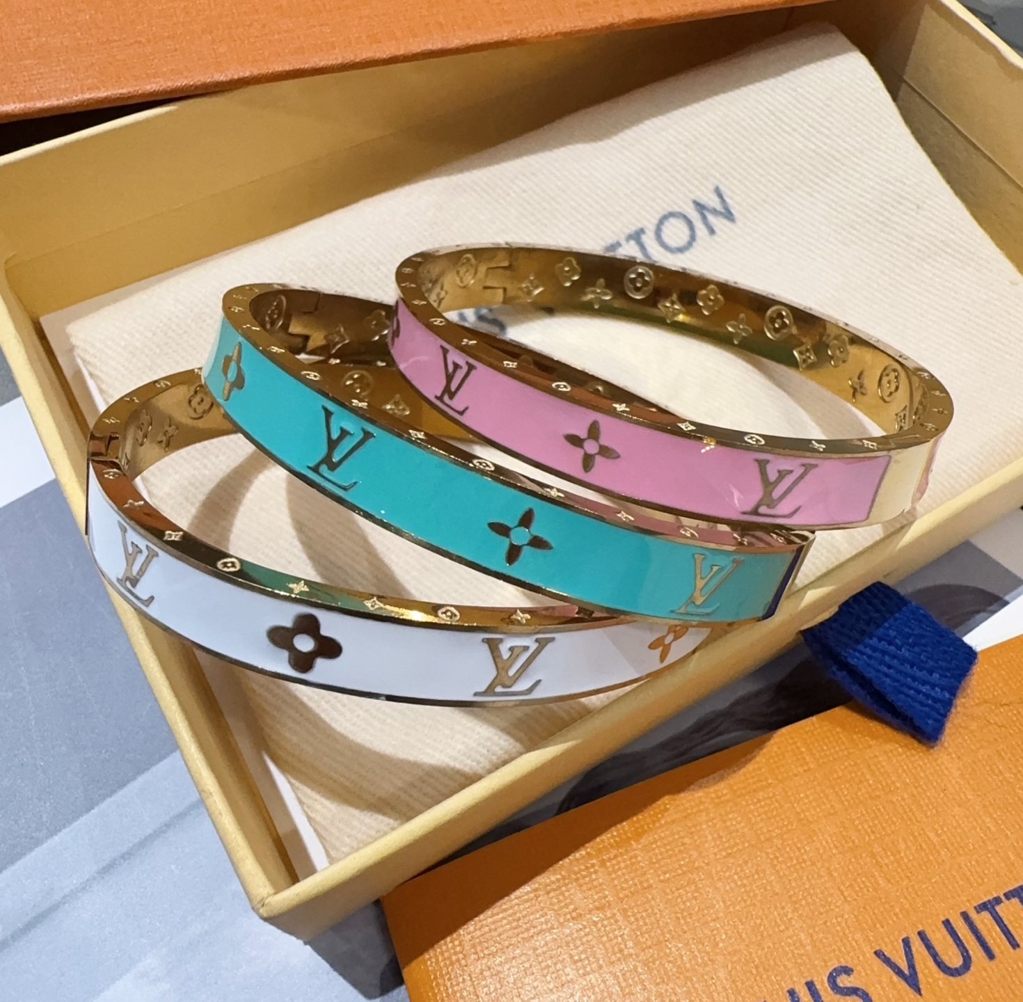  。LOUIS VUITTON官网热款MONOGRAM LV手镯 
LV珐琅滴胶手环 顶级太钢材质 真空