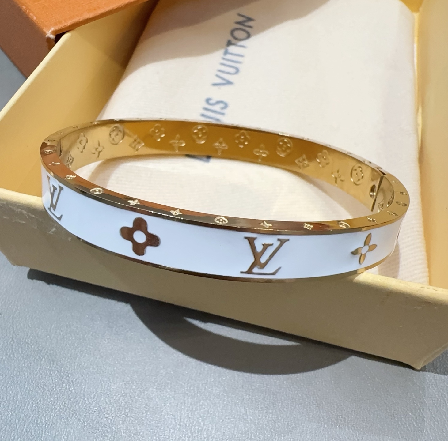  。LOUIS VUITTON官网热款MONOGRAM LV手镯 
LV珐琅滴胶手环 顶级太钢材质 真空