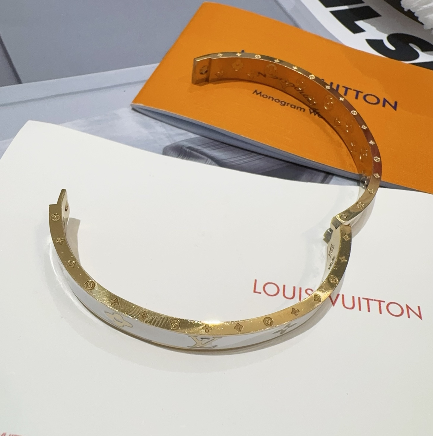  。LOUIS VUITTON官网热款MONOGRAM LV手镯 
LV珐琅滴胶手环 顶级太钢材质 真空