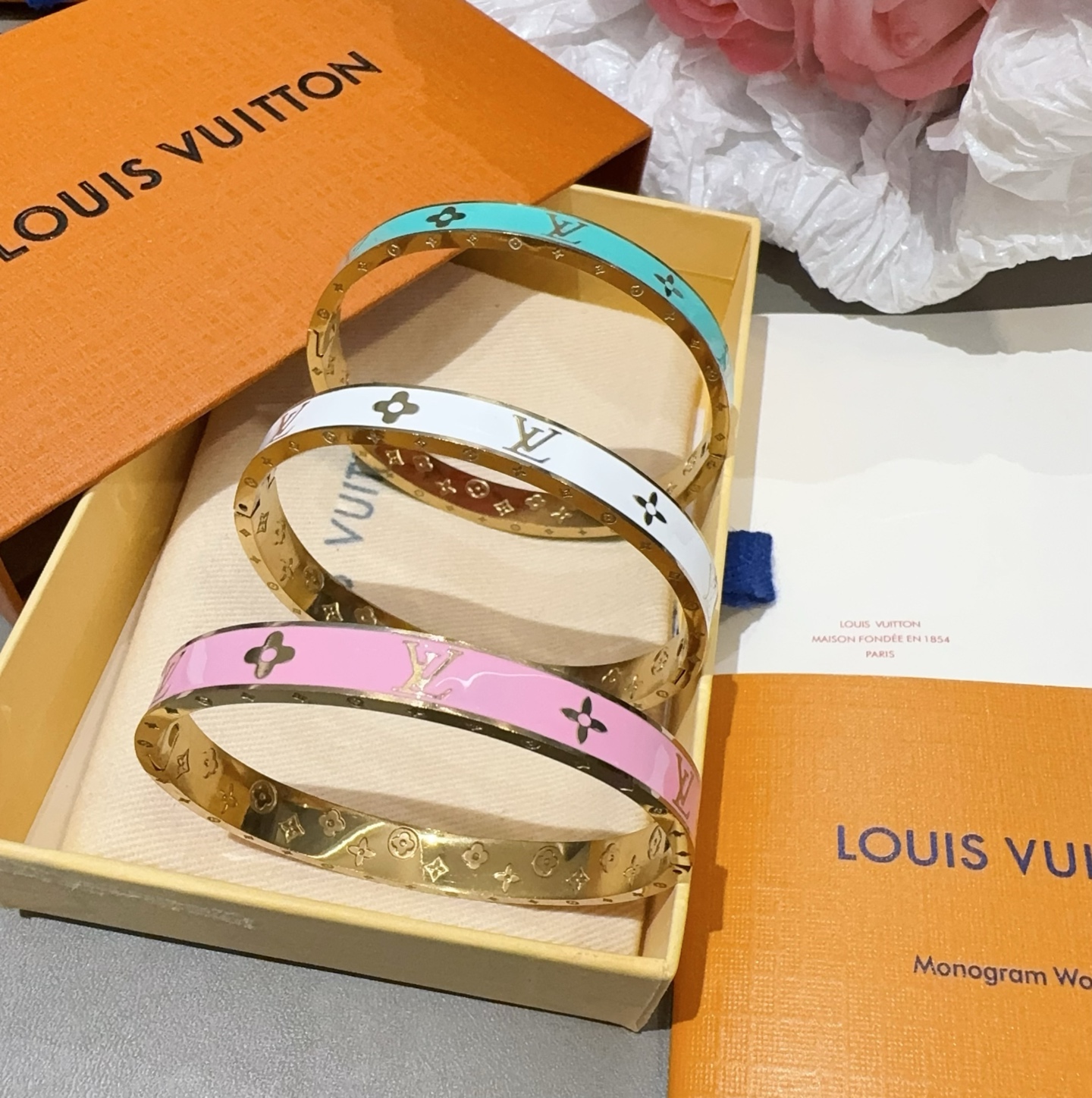  。LOUIS VUITTON官网热款MONOGRAM LV手镯 
LV珐琅滴胶手环 顶级太钢材质 真空