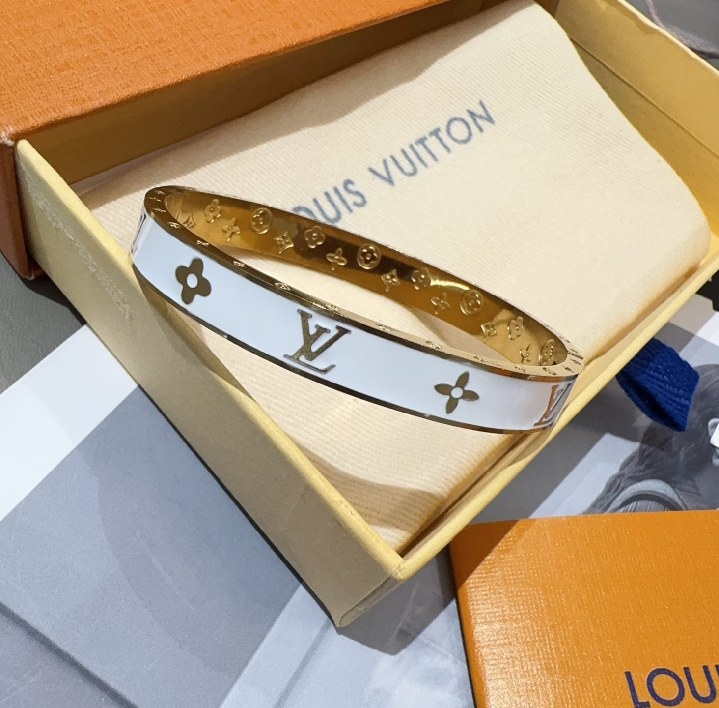  。LOUIS VUITTON官网热款MONOGRAM LV手镯 
LV珐琅滴胶手环 顶级太钢材质 真空