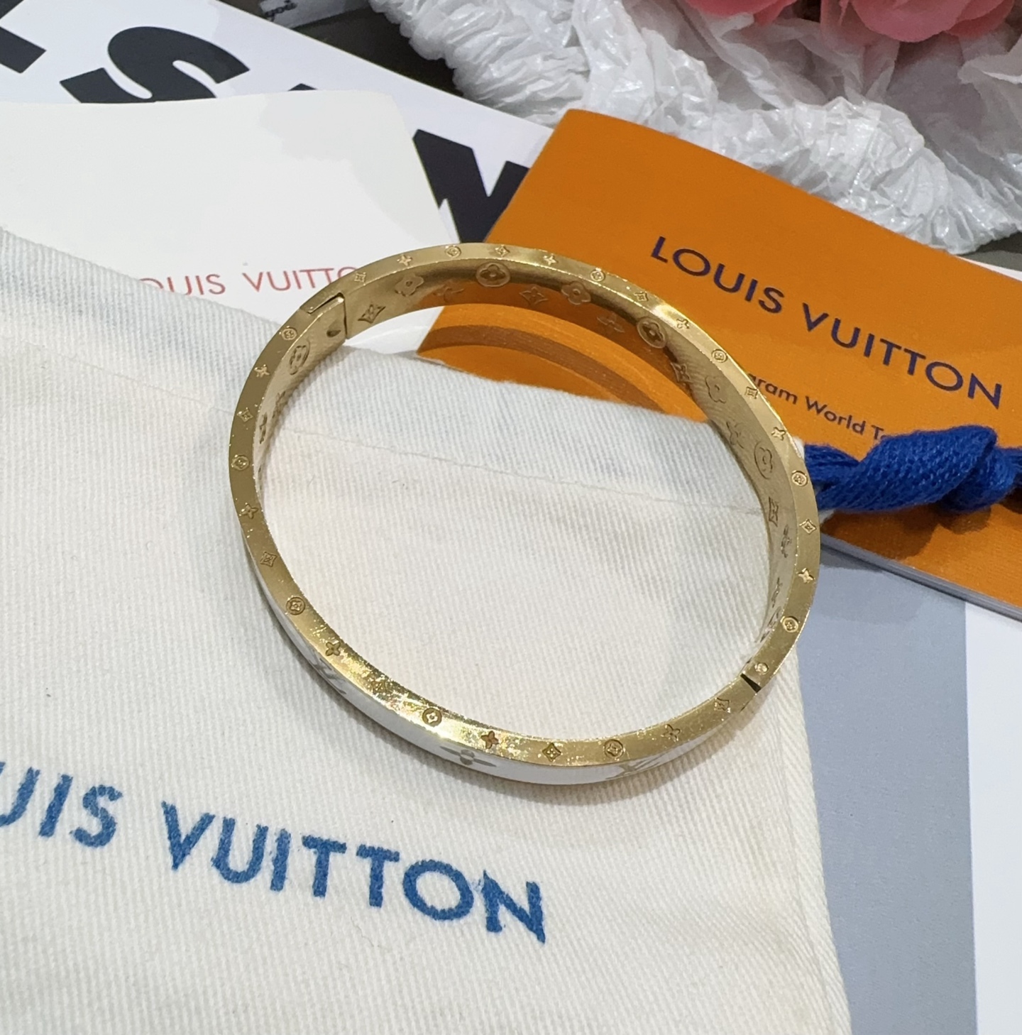  。LOUIS VUITTON官网热款MONOGRAM LV手镯 
LV珐琅滴胶手环 顶级太钢材质 真空