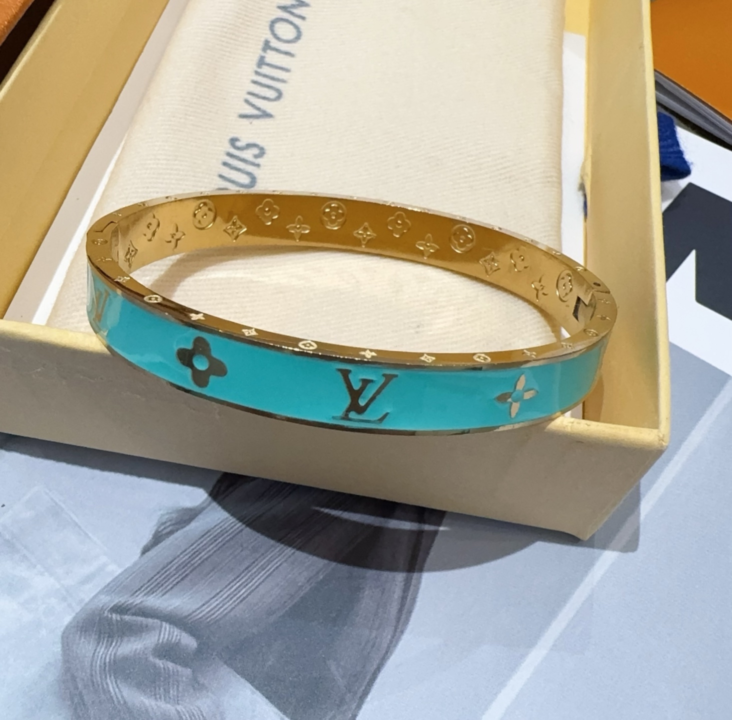  。LOUIS VUITTON官网热款MONOGRAM LV手镯 
LV珐琅滴胶手环 顶级太钢材质 真空