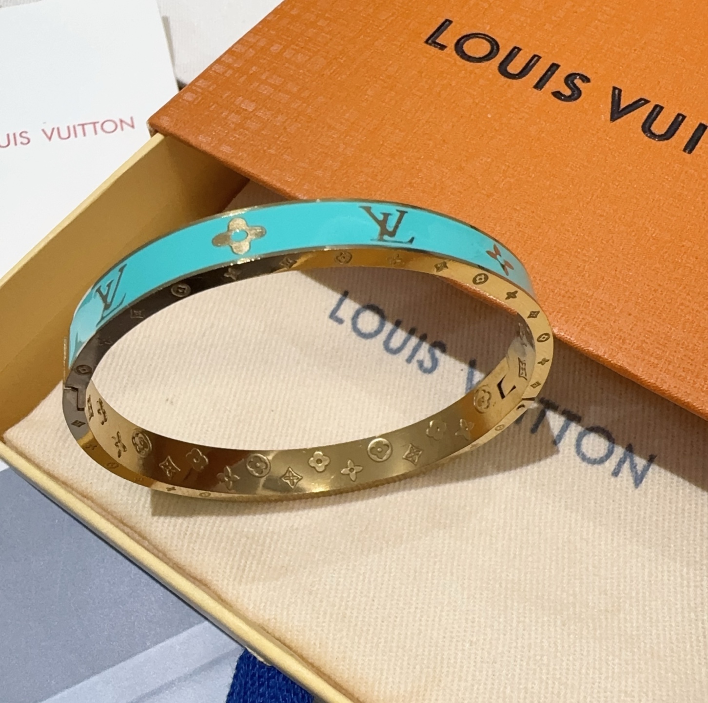  。LOUIS VUITTON官网热款MONOGRAM LV手镯 
LV珐琅滴胶手环 顶级太钢材质 真空