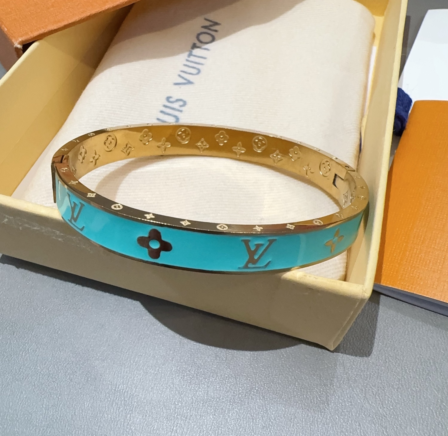  。LOUIS VUITTON官网热款MONOGRAM LV手镯 
LV珐琅滴胶手环 顶级太钢材质 真空