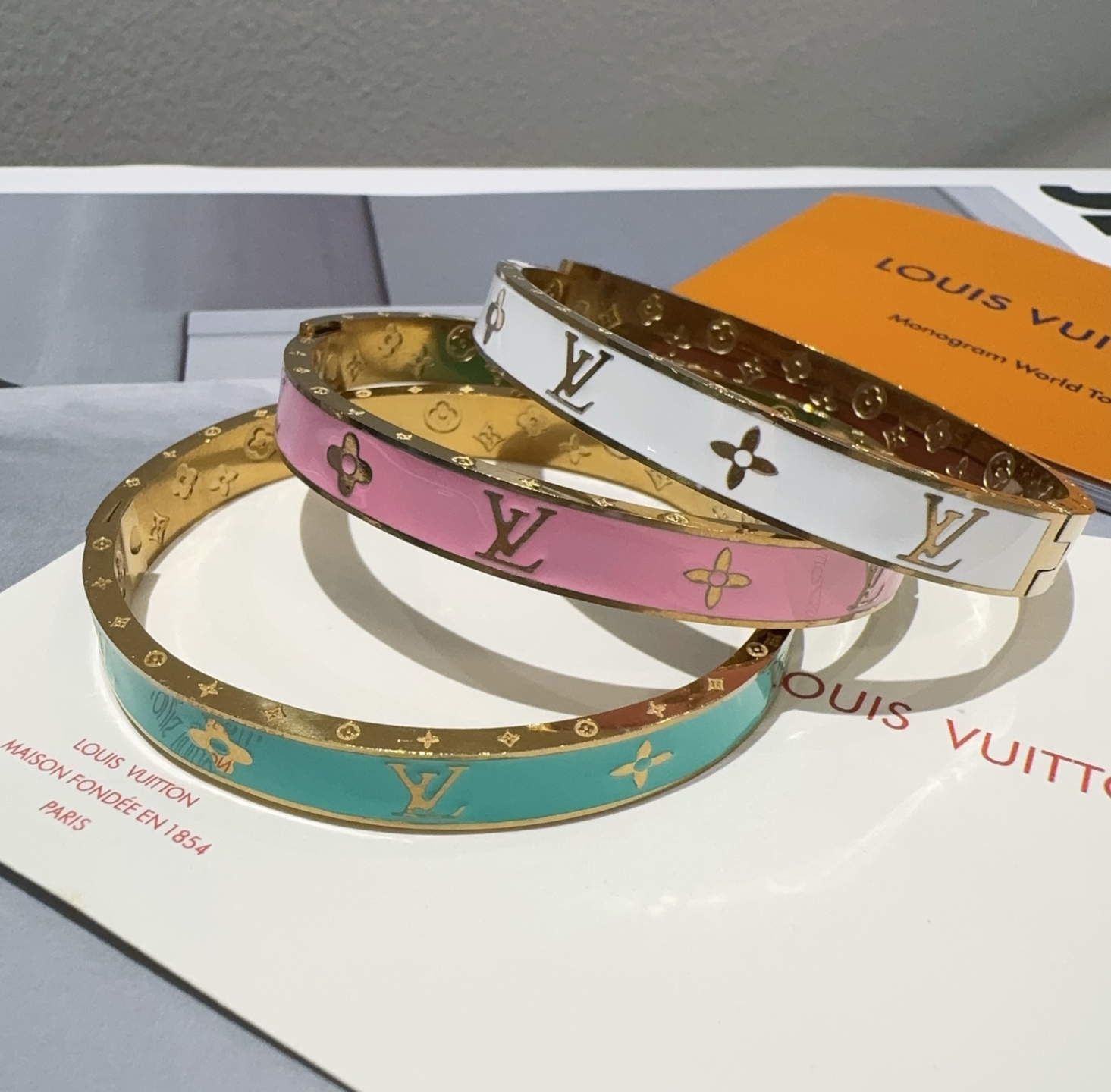  。LOUIS VUITTON官网热款MONOGRAM LV手镯 
LV珐琅滴胶手环 顶级太钢材质 真空