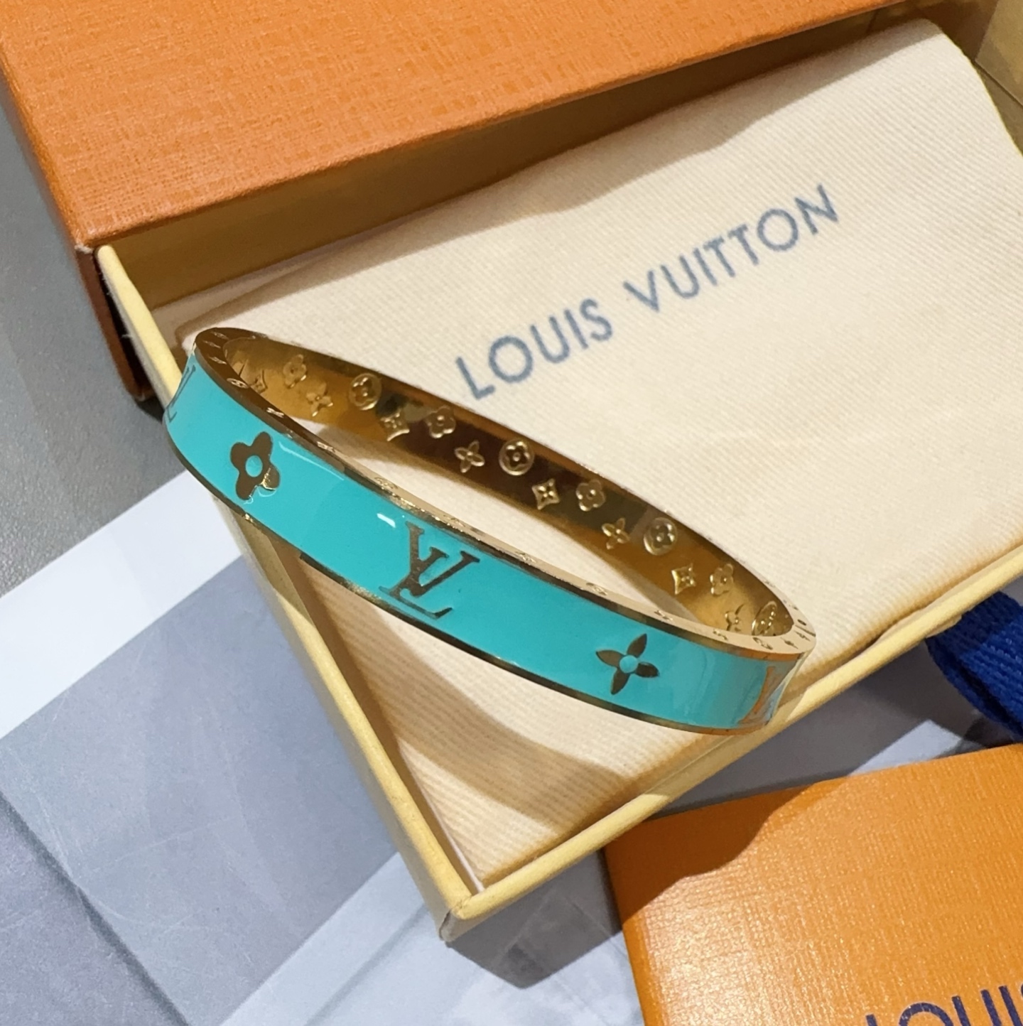  。LOUIS VUITTON官网热款MONOGRAM LV手镯 
LV珐琅滴胶手环 顶级太钢材质 真空