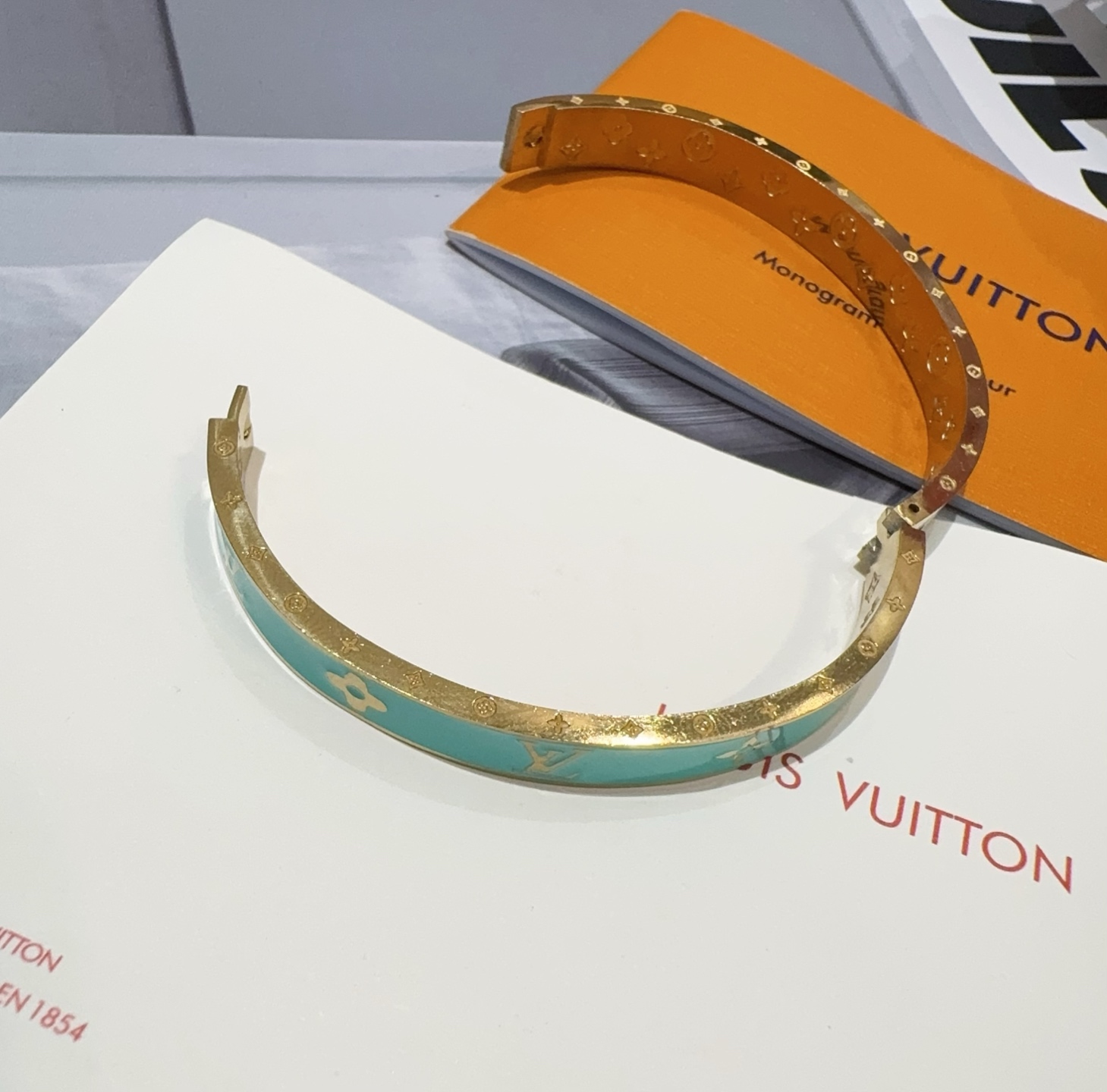  。LOUIS VUITTON官网热款MONOGRAM LV手镯 
LV珐琅滴胶手环 顶级太钢材质 真空