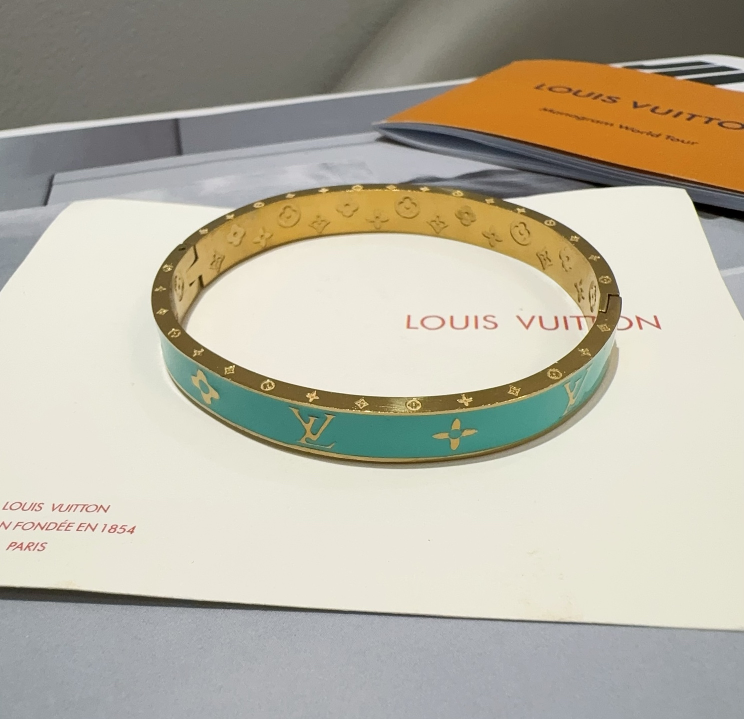  。LOUIS VUITTON官网热款MONOGRAM LV手镯 
LV珐琅滴胶手环 顶级太钢材质 真空