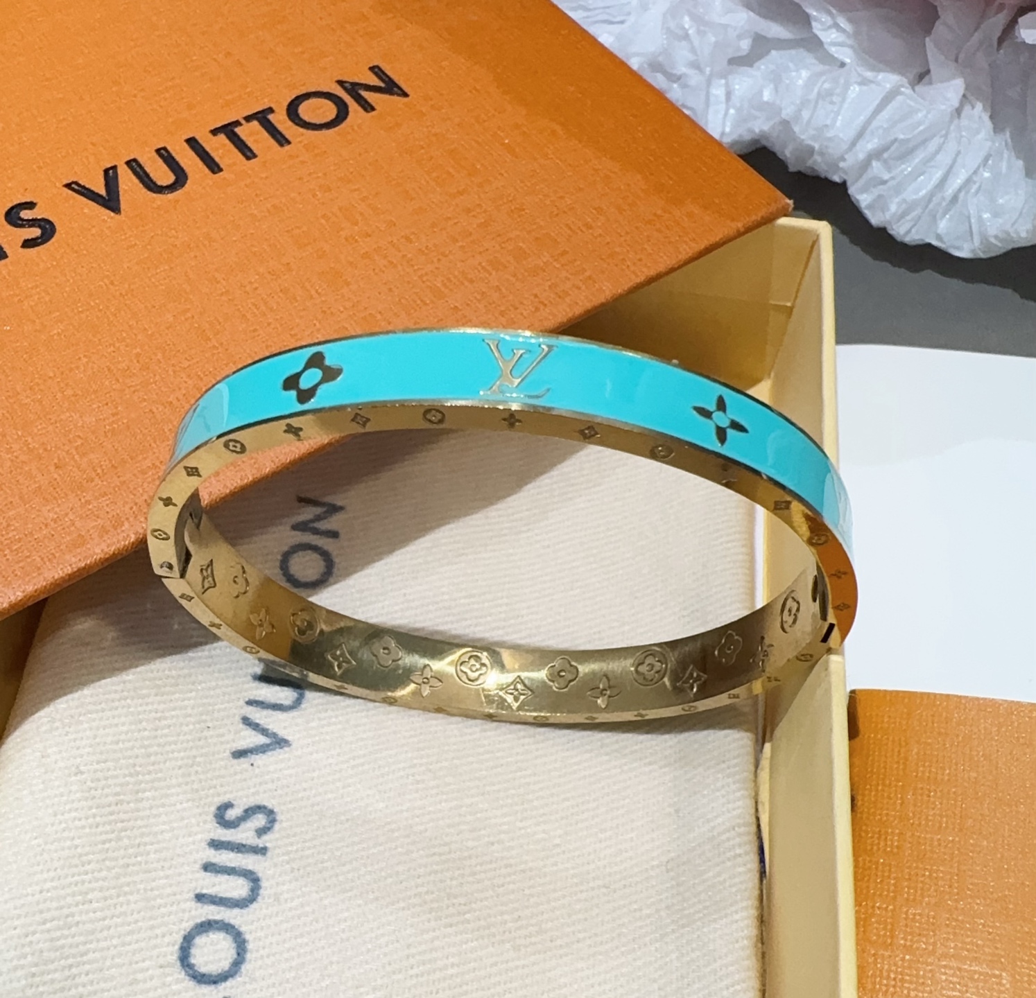 。LOUIS VUITTON官网热款MONOGRAM LV手镯 
LV珐琅滴胶手环 顶级太钢材质 真空