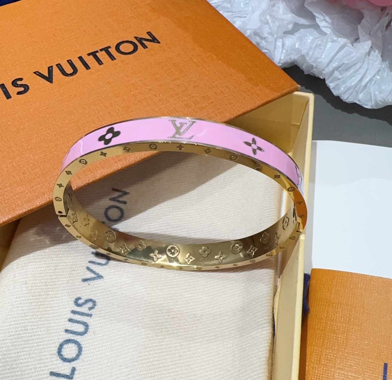  。LOUIS VUITTON官网热款MONOGRAM LV手镯 
LV珐琅滴胶手环 顶级太钢材质 真空