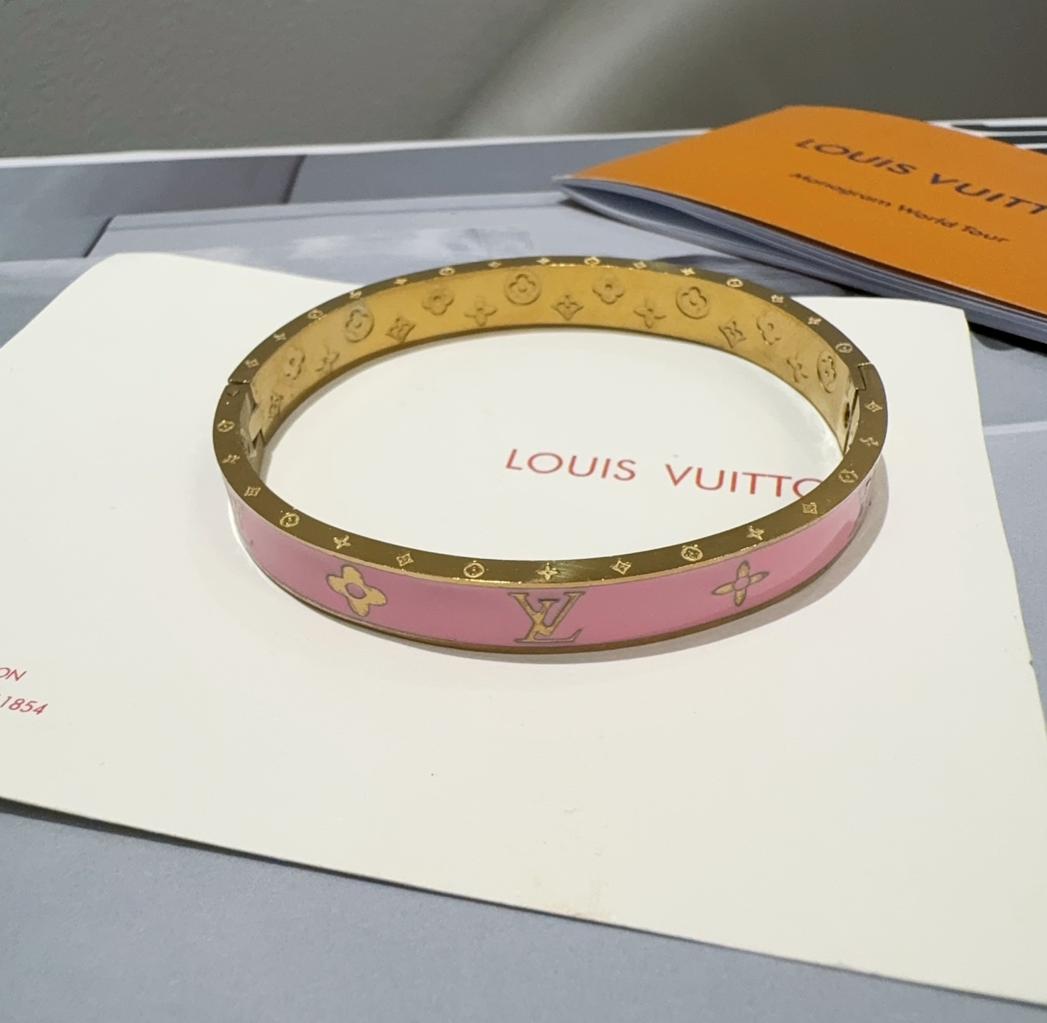  。LOUIS VUITTON官网热款MONOGRAM LV手镯 
LV珐琅滴胶手环 顶级太钢材质 真空