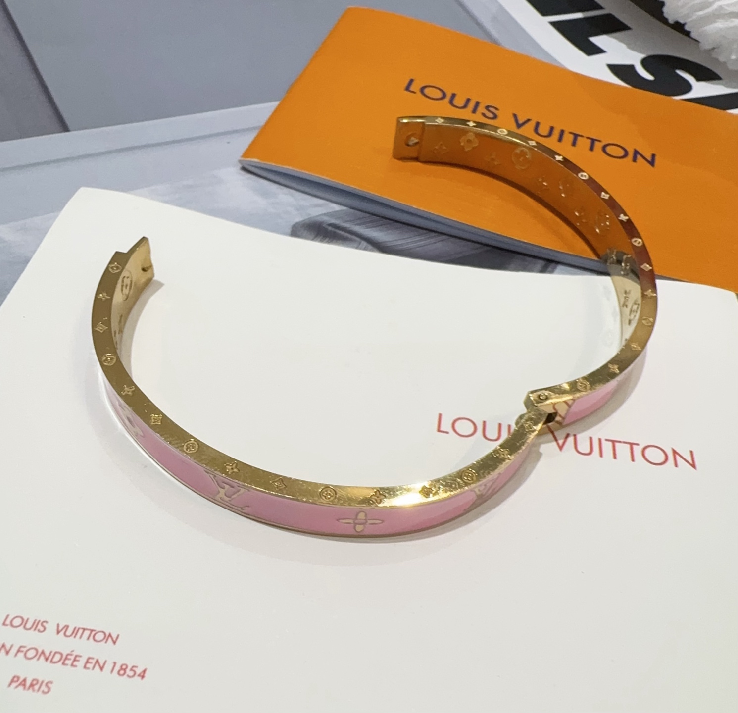  。LOUIS VUITTON官网热款MONOGRAM LV手镯 
LV珐琅滴胶手环 顶级太钢材质 真空