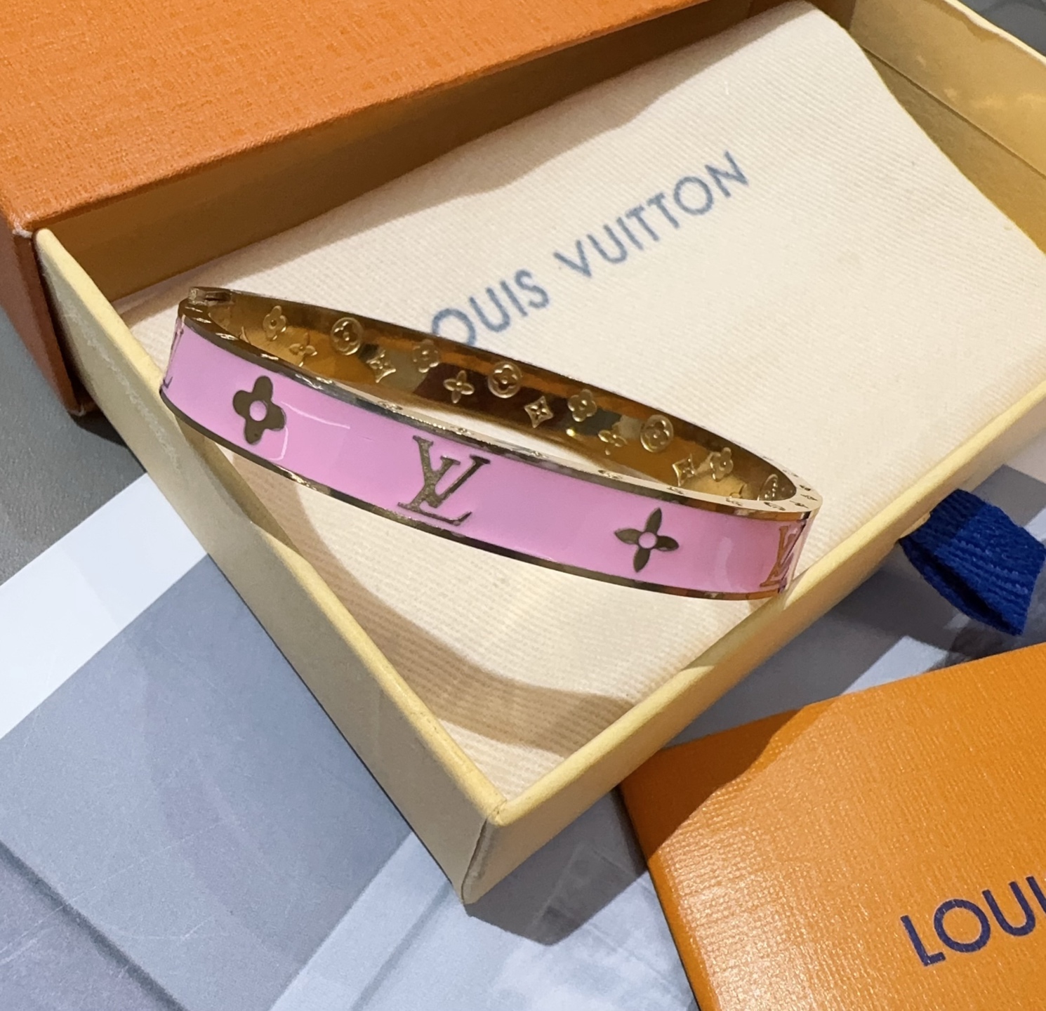  。LOUIS VUITTON官网热款MONOGRAM LV手镯 
LV珐琅滴胶手环 顶级太钢材质 真空