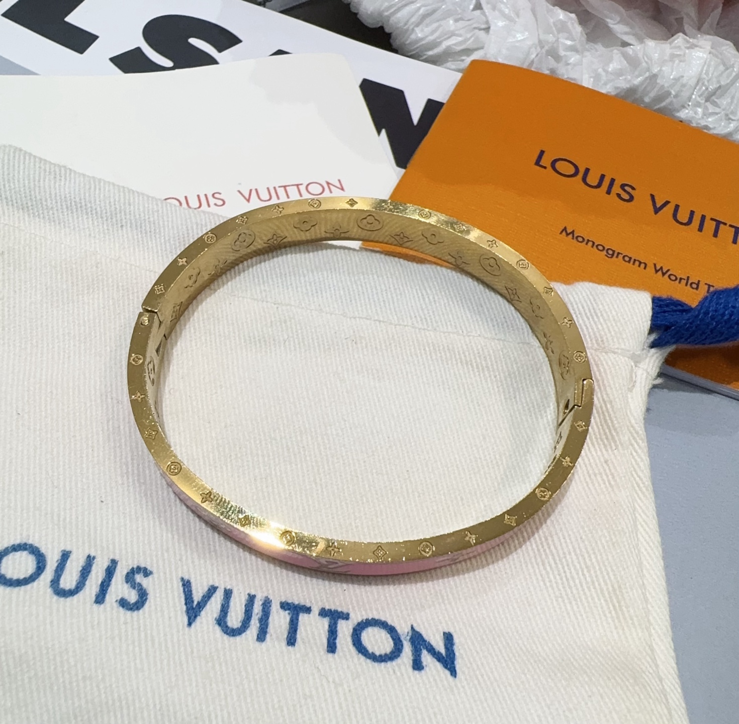  。LOUIS VUITTON官网热款MONOGRAM LV手镯 
LV珐琅滴胶手环 顶级太钢材质 真空