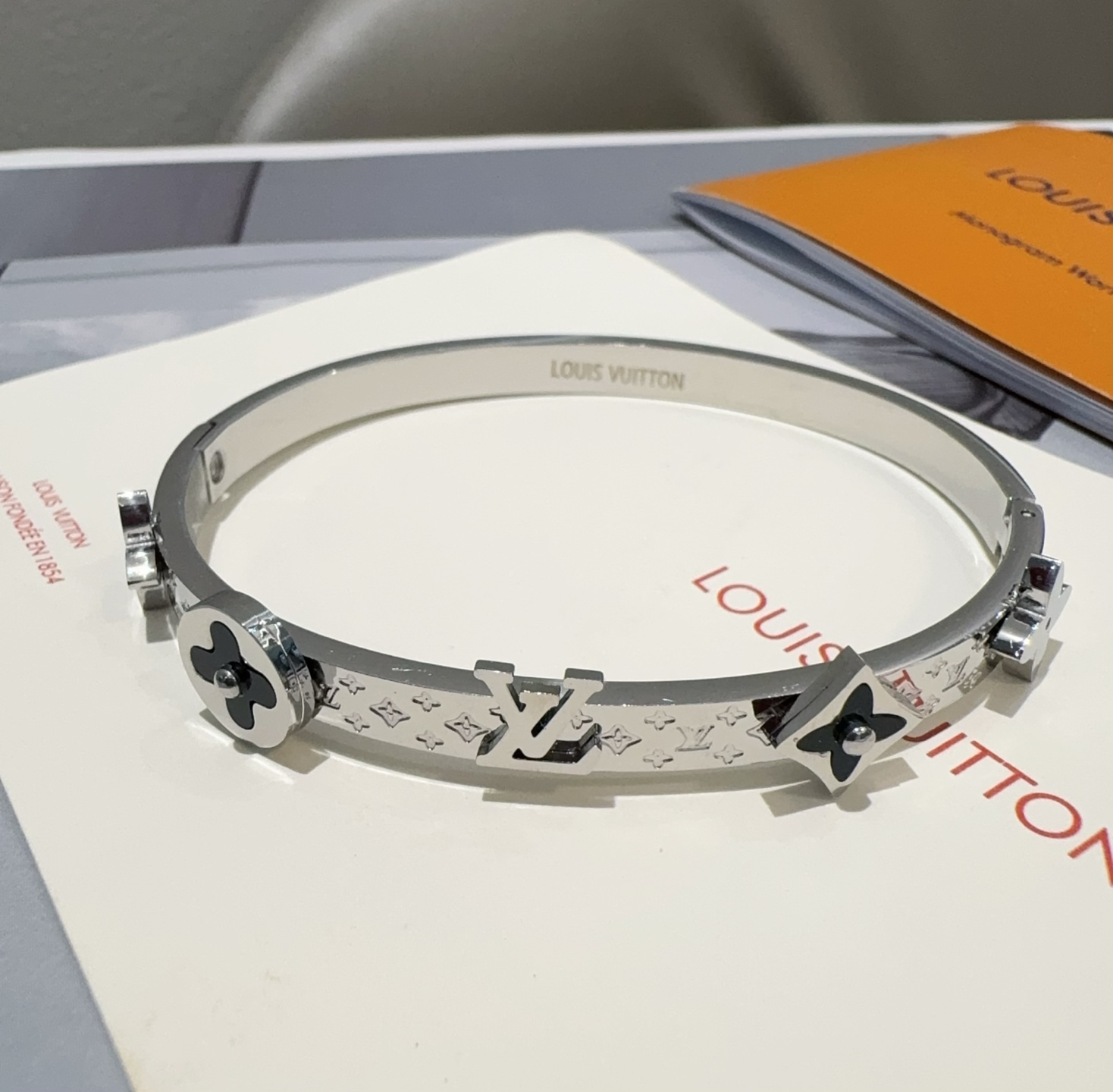  。LOUIS VUITTON官网热款MONOGRAM LV手镯 
LV手环 顶级太钢材质 真空电镀性价