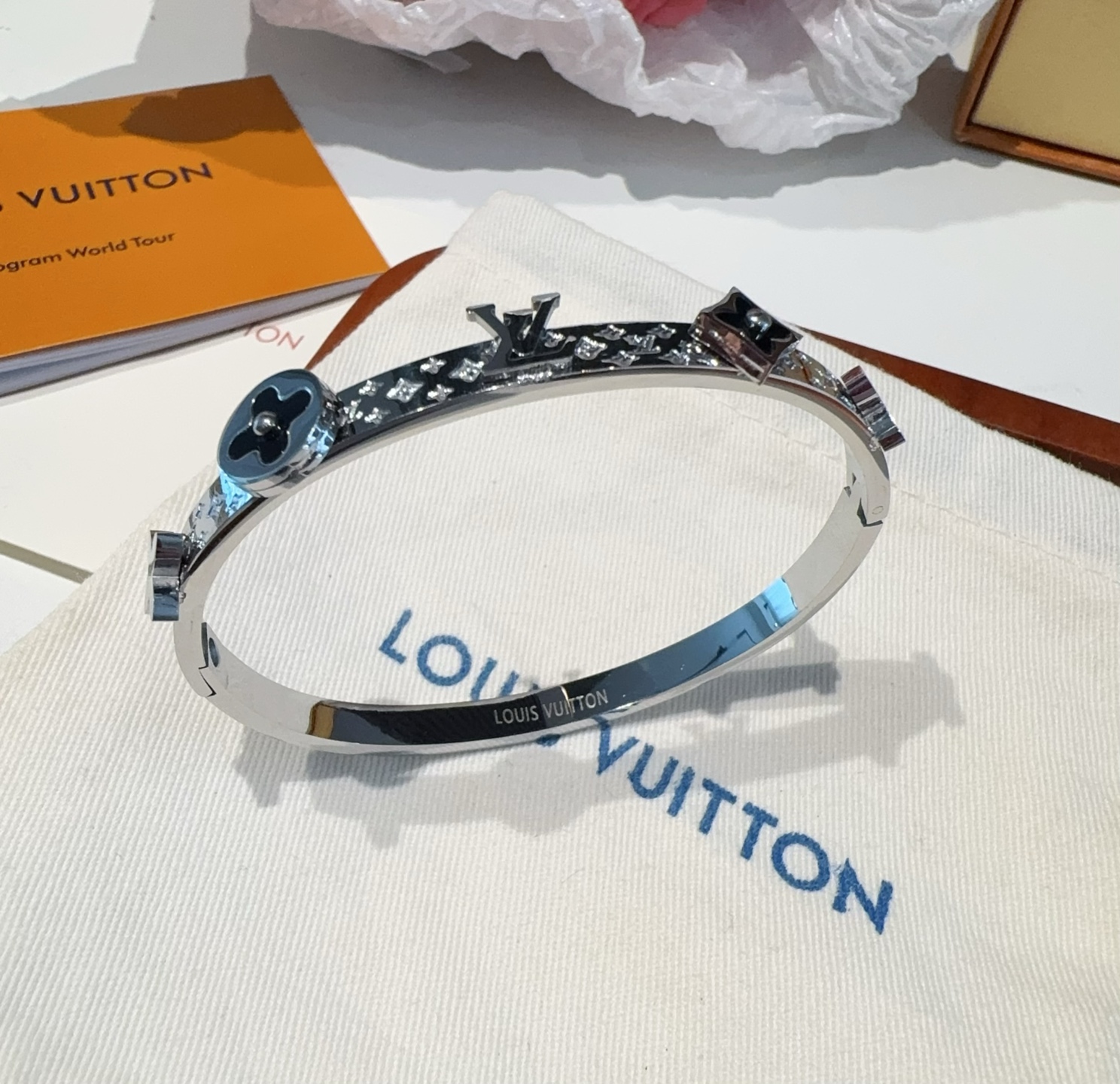  。LOUIS VUITTON官网热款MONOGRAM LV手镯 
LV手环 顶级太钢材质 真空电镀性价