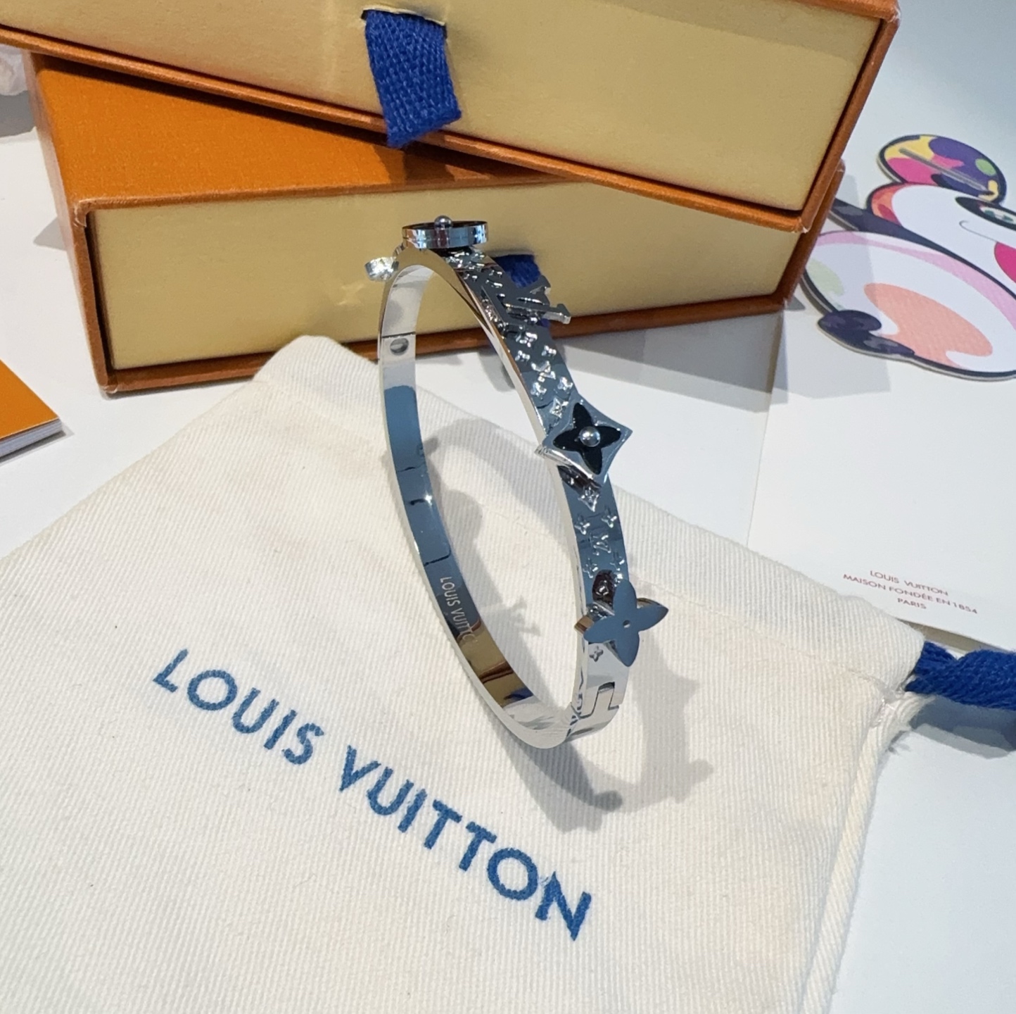  。LOUIS VUITTON官网热款MONOGRAM LV手镯 
LV手环 顶级太钢材质 真空电镀性价
