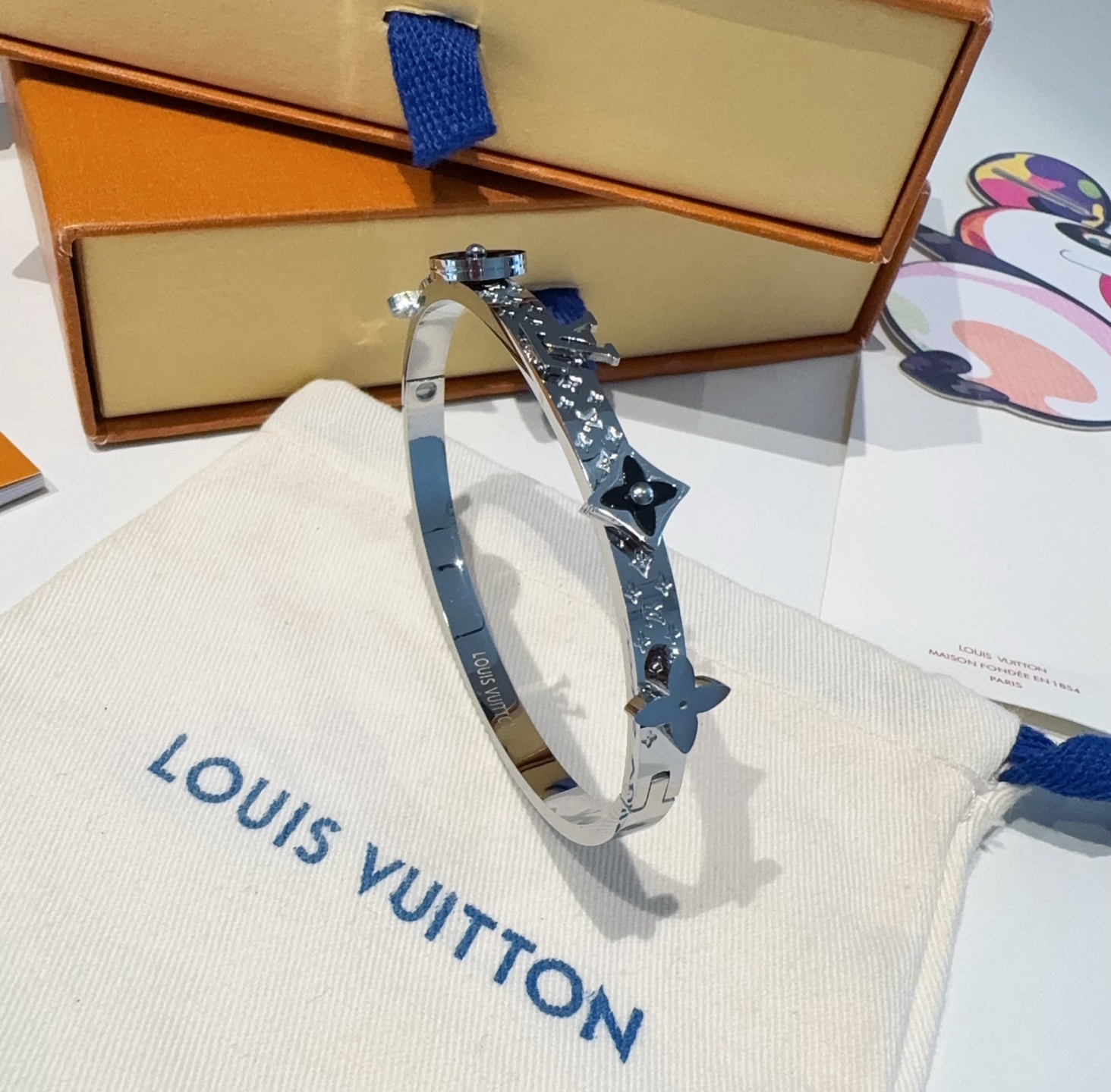  。LOUIS VUITTON官网热款MONOGRAM LV手镯 
LV手环 顶级太钢材质 真空电镀性价