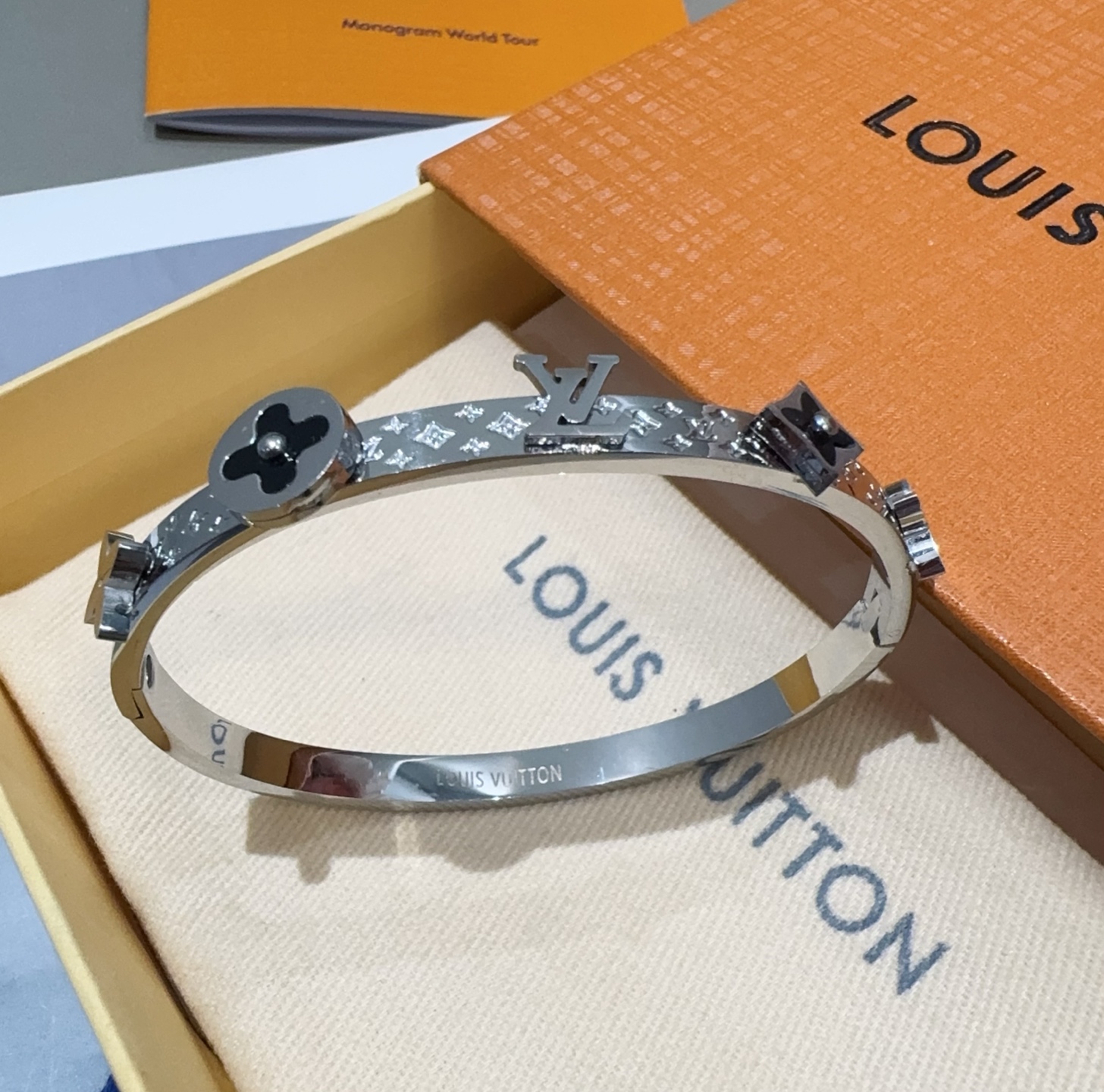  。LOUIS VUITTON官网热款MONOGRAM LV手镯 
LV手环 顶级太钢材质 真空电镀性价