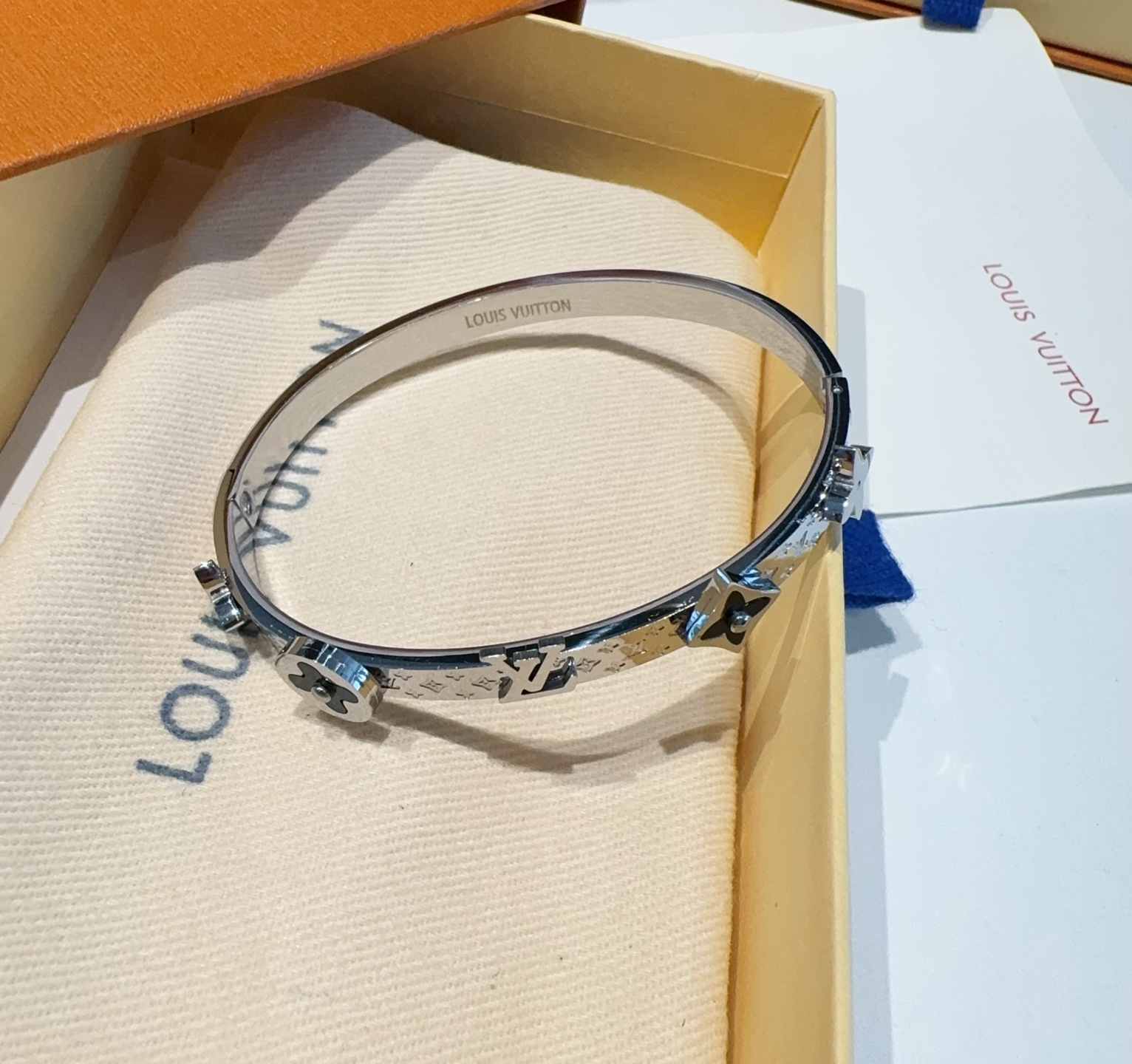  。LOUIS VUITTON官网热款MONOGRAM LV手镯 
LV手环 顶级太钢材质 真空电镀性价