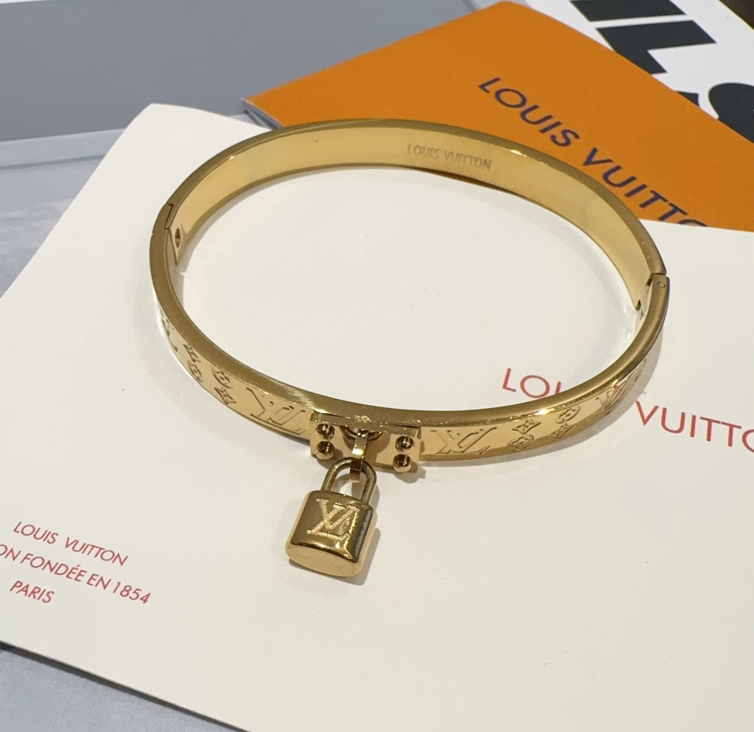  。LOUIS VUITTON官网热款MONOGRAM LV手镯 
LV手环 顶级太钢材质 真空电镀性价
