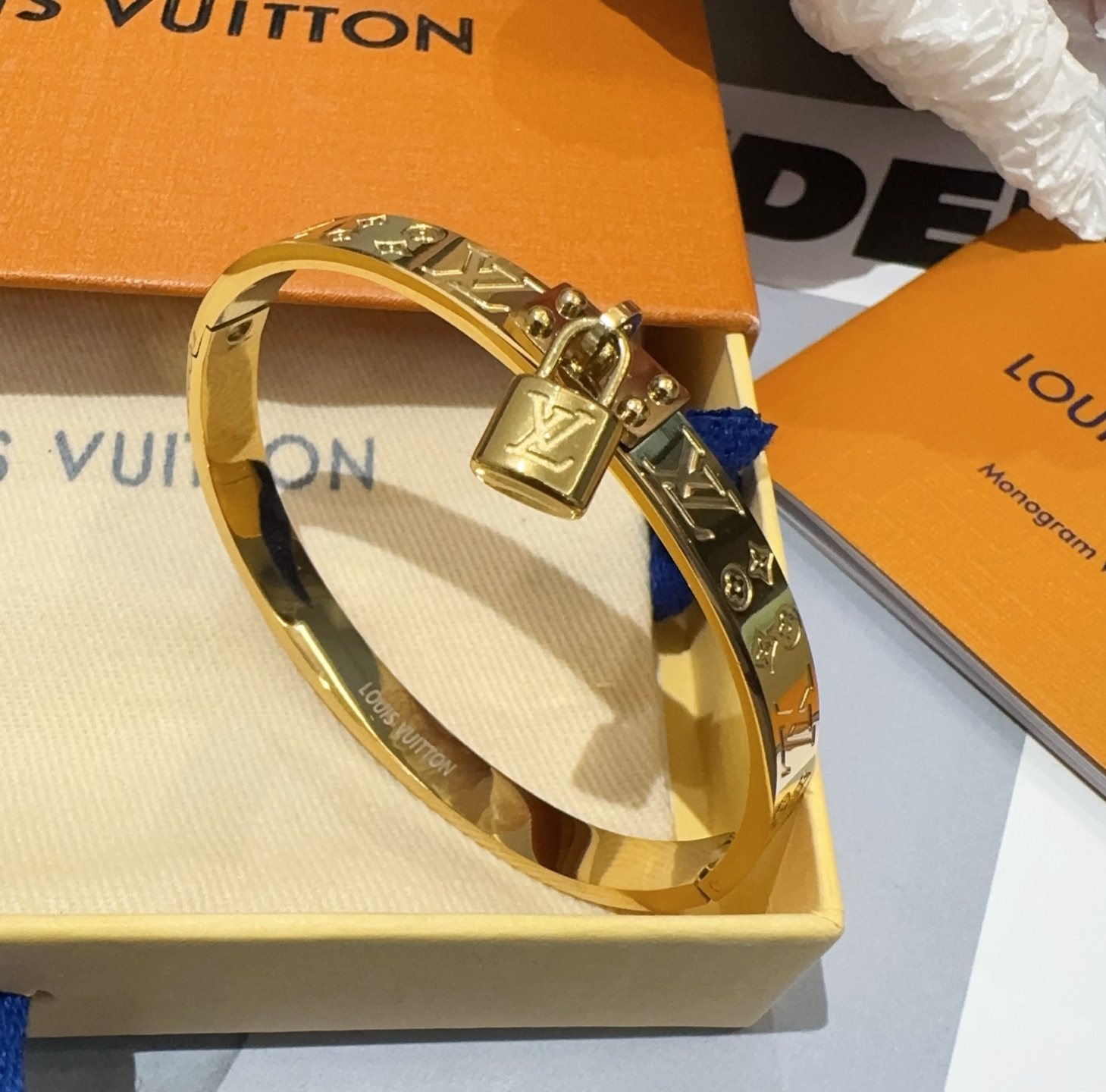  。LOUIS VUITTON官网热款MONOGRAM LV手镯 
LV手环 顶级太钢材质 真空电镀性价