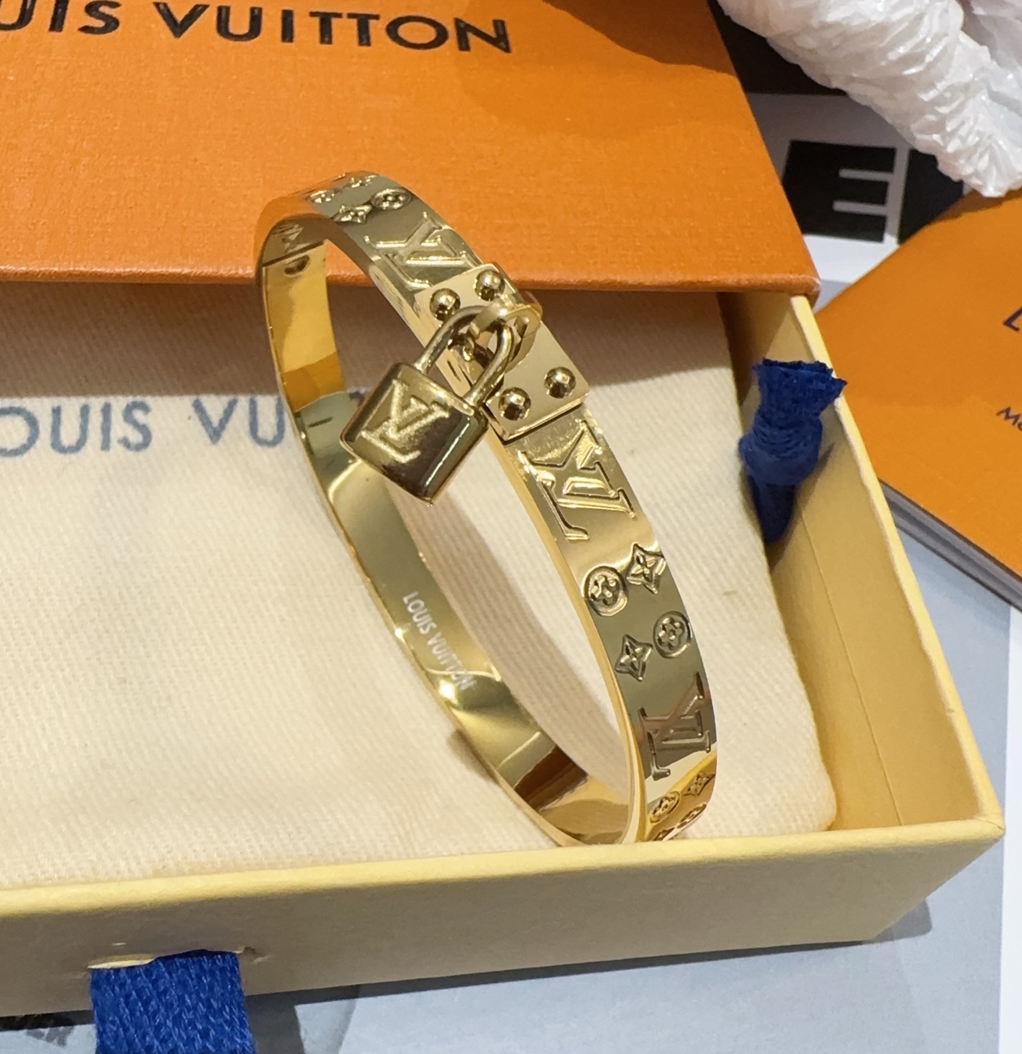  。LOUIS VUITTON官网热款MONOGRAM LV手镯 
LV手环 顶级太钢材质 真空电镀性价