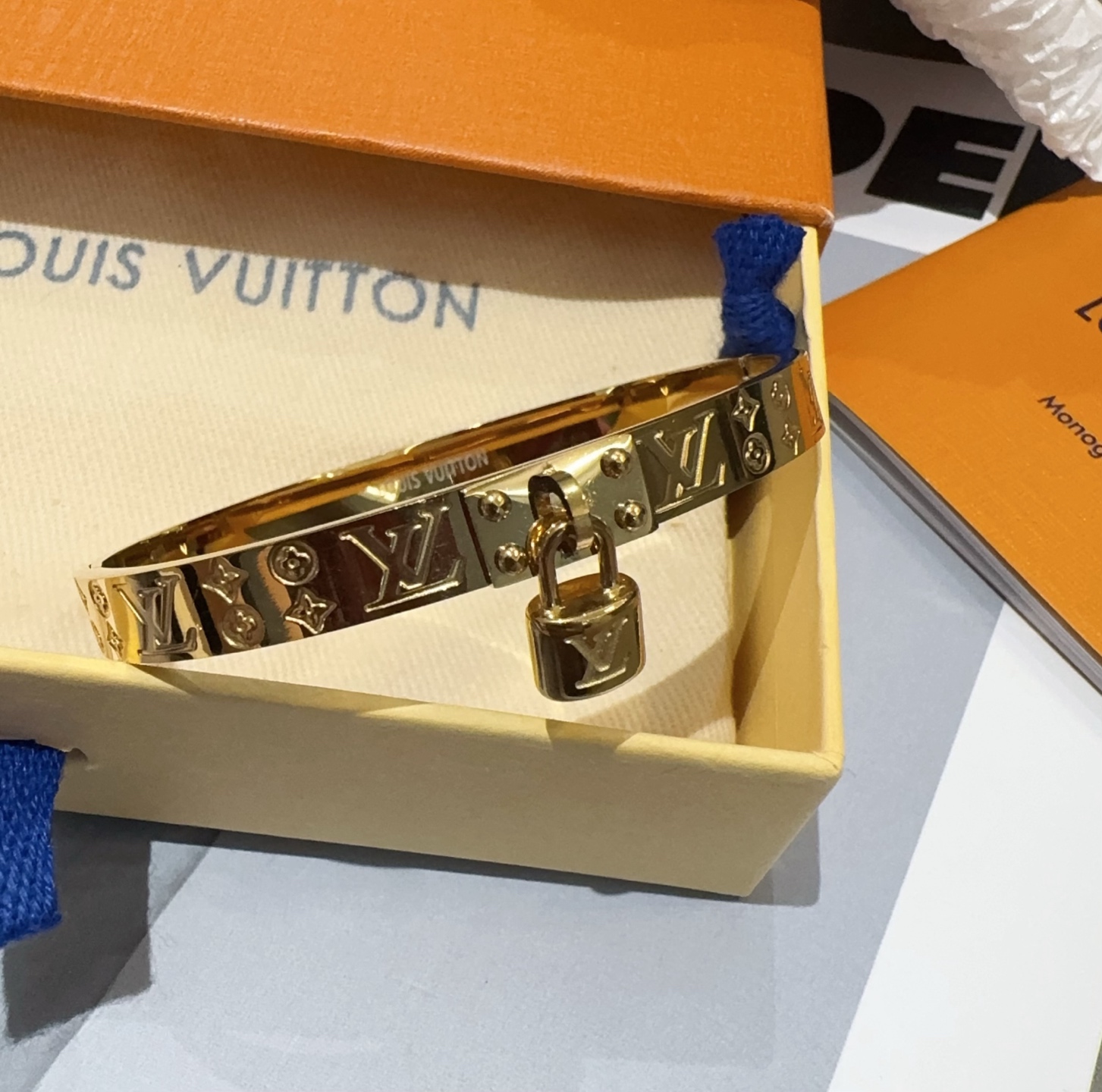  。LOUIS VUITTON官网热款MONOGRAM LV手镯 
LV手环 顶级太钢材质 真空电镀性价
