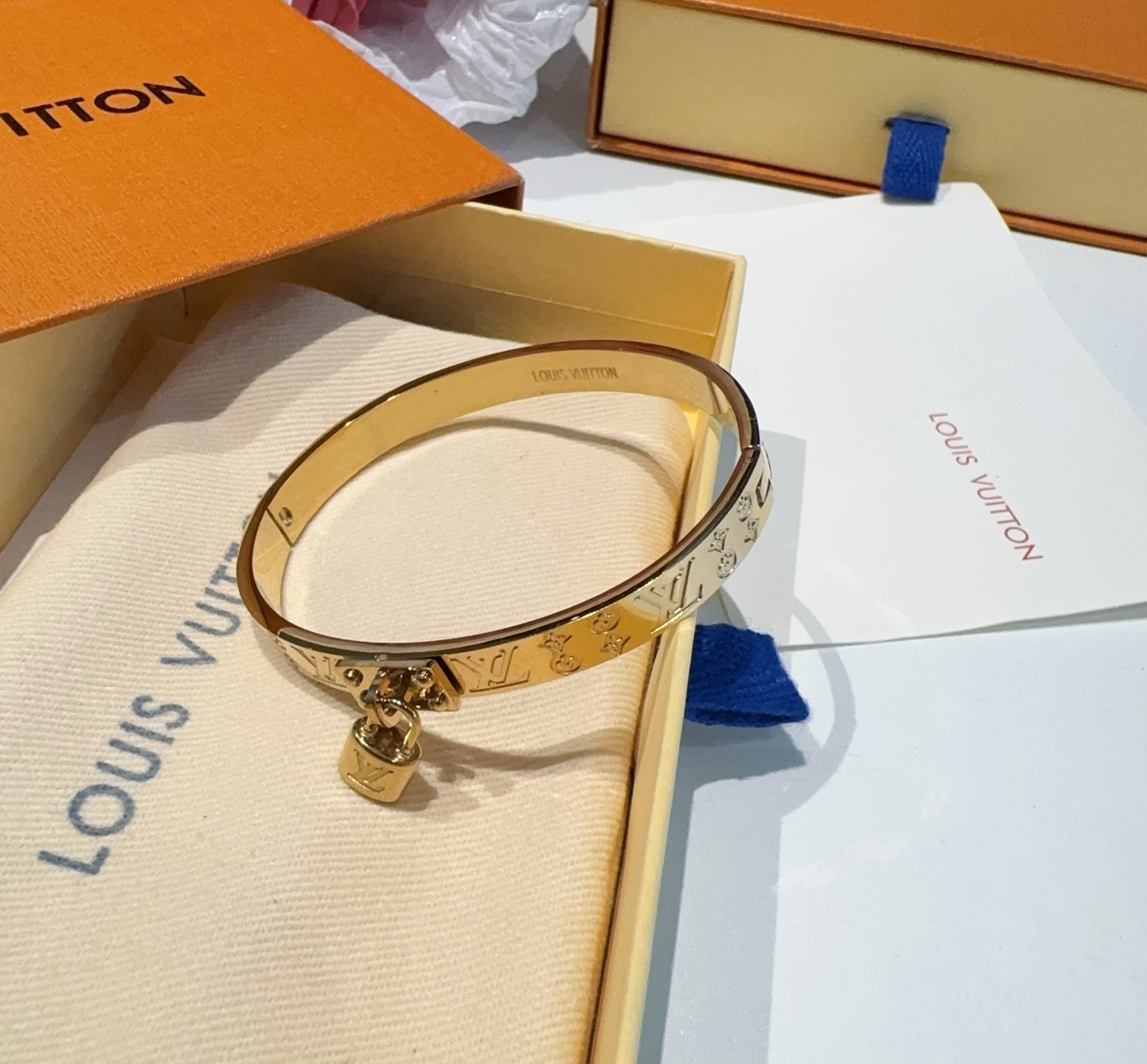  。LOUIS VUITTON官网热款MONOGRAM LV手镯 
LV手环 顶级太钢材质 真空电镀性价