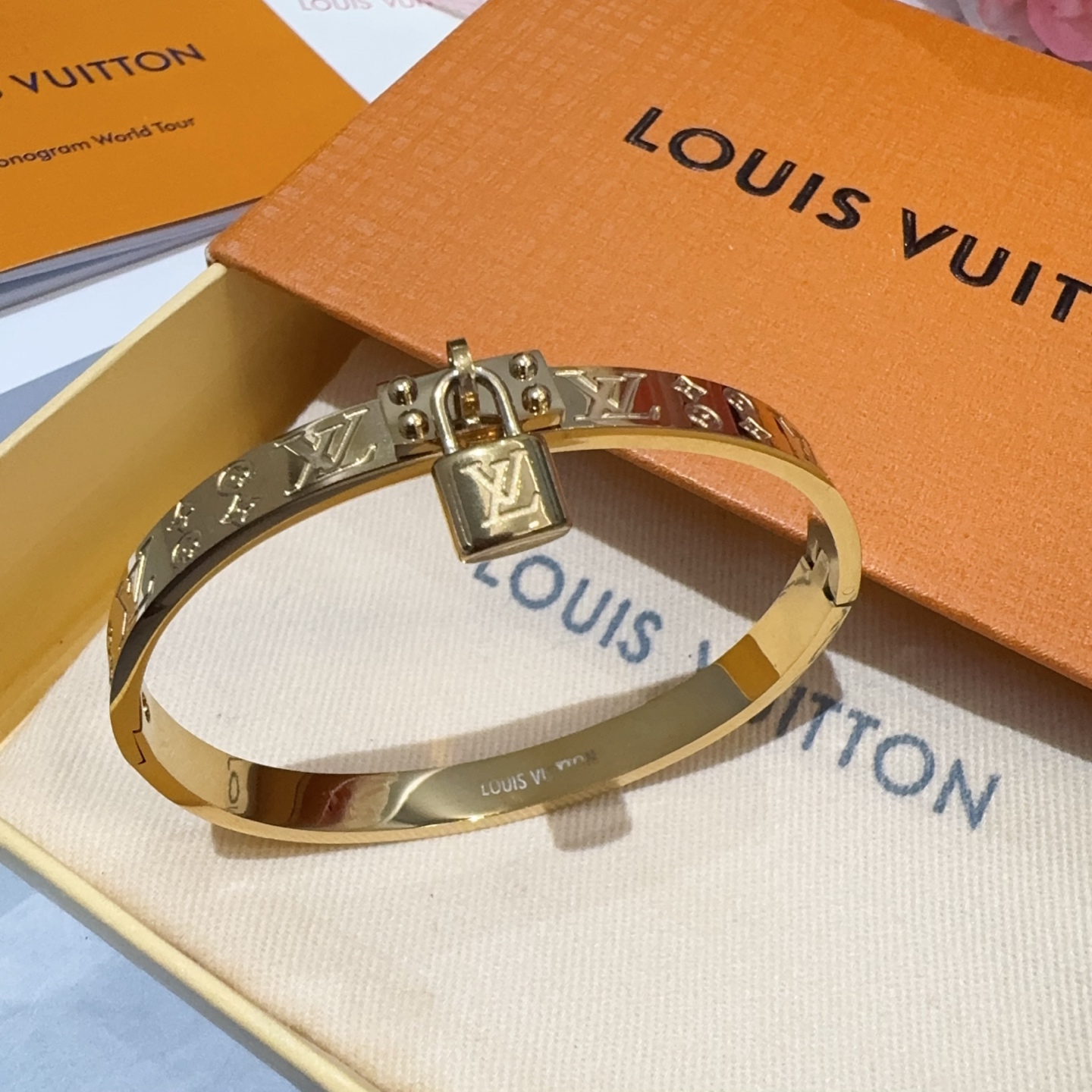  。LOUIS VUITTON官网热款MONOGRAM LV手镯 
LV手环 顶级太钢材质 真空电镀性价