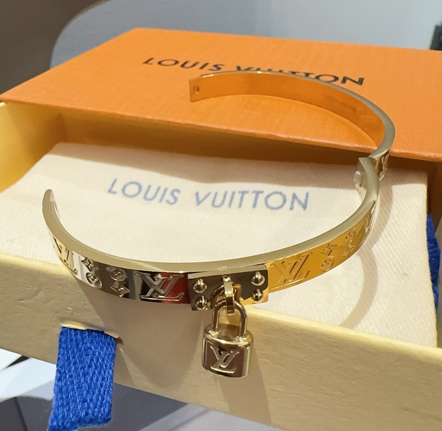  。LOUIS VUITTON官网热款MONOGRAM LV手镯 
LV手环 顶级太钢材质 真空电镀性价