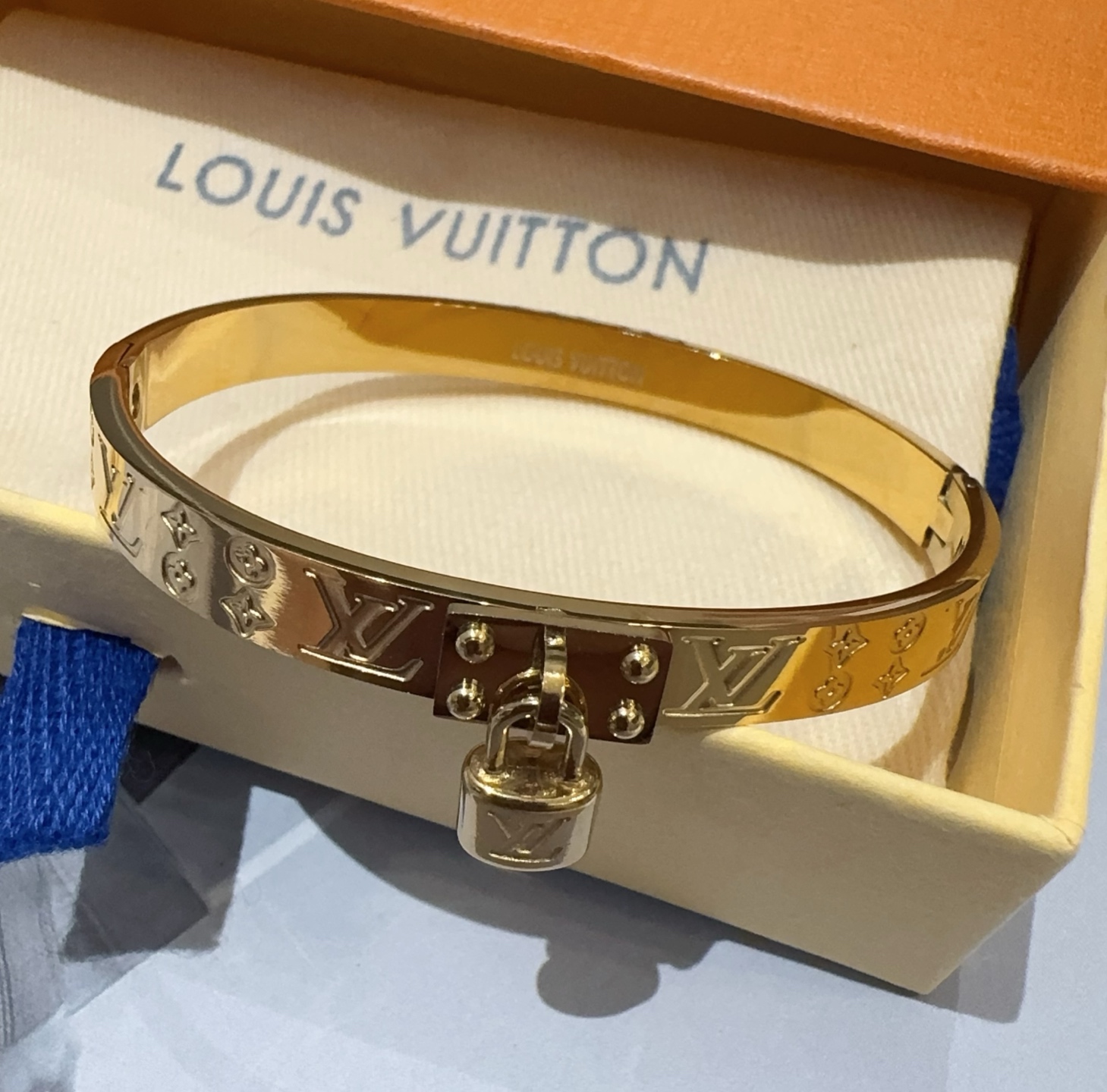  。LOUIS VUITTON官网热款MONOGRAM LV手镯 
LV手环 顶级太钢材质 真空电镀性价
