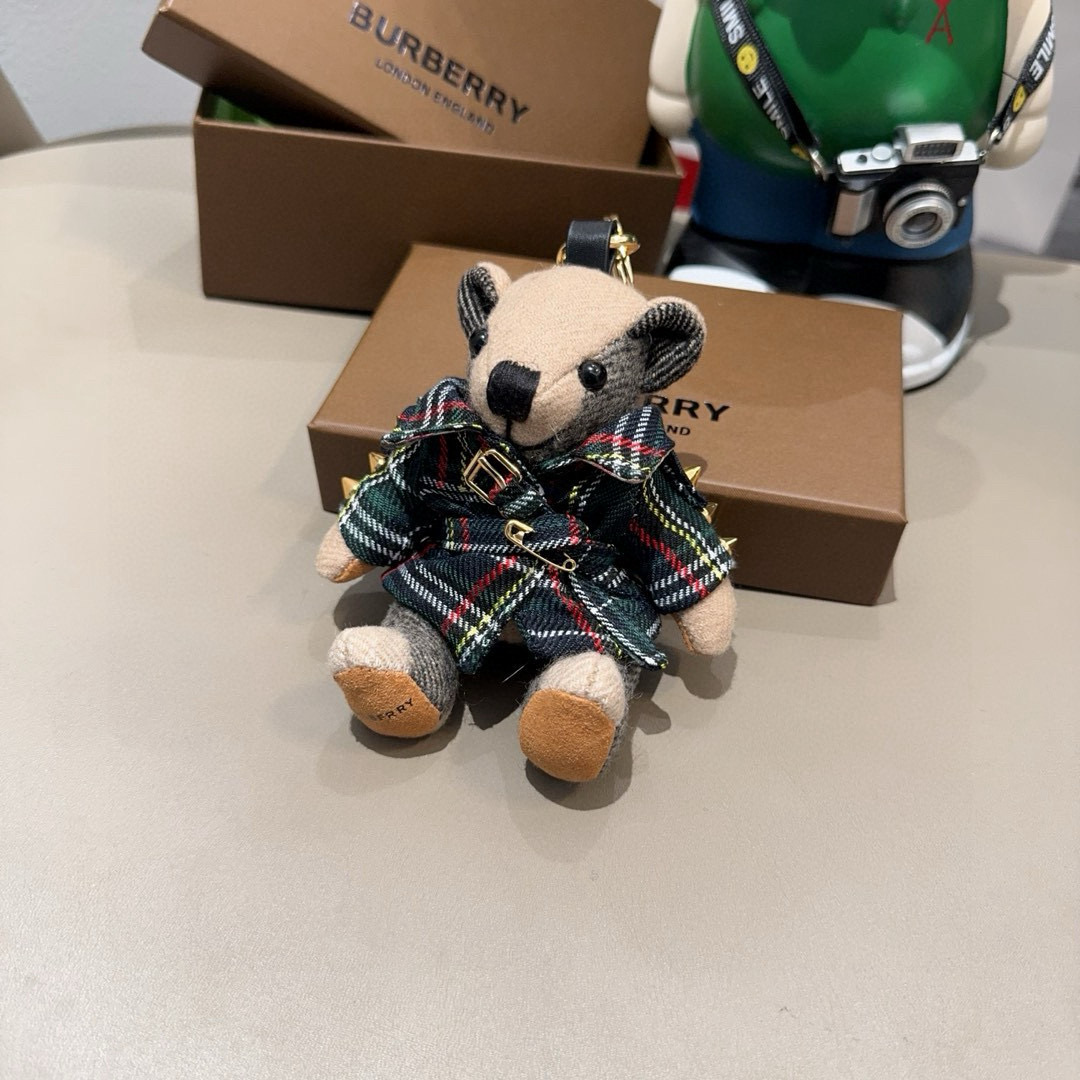  。Burberry代工厂小熊🐻挂饰，巴宝莉格子风衣熊 肩膀铆钉 钥匙扣包包挂件  温柔到心里🥰 
准备