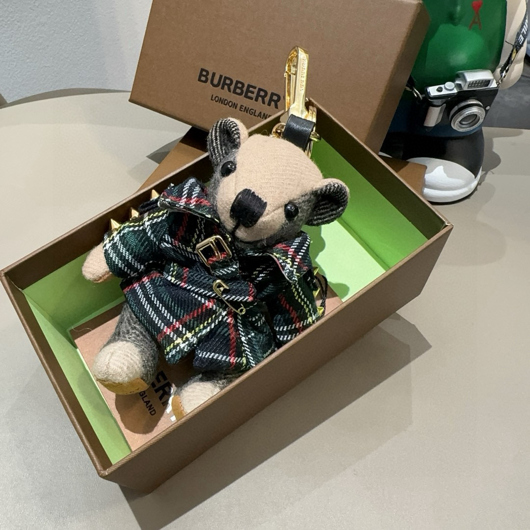  。Burberry代工厂小熊🐻挂饰，巴宝莉格子风衣熊 肩膀铆钉 钥匙扣包包挂件  温柔到心里🥰 
准备