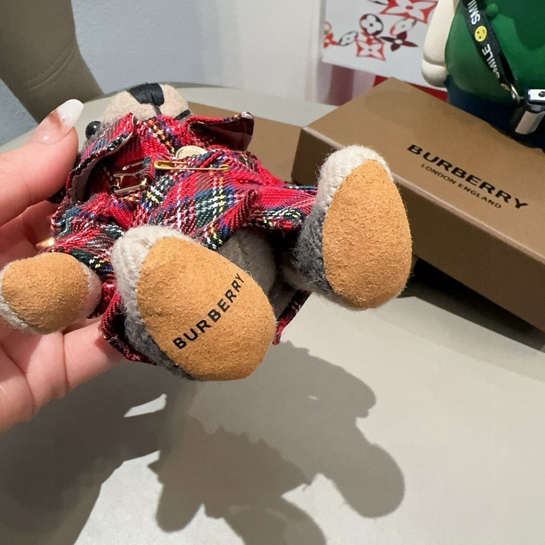  。Burberry代工厂小熊🐻挂饰，巴宝莉格子风衣熊 肩膀铆钉 钥匙扣包包挂件  温柔到心里🥰 
准备