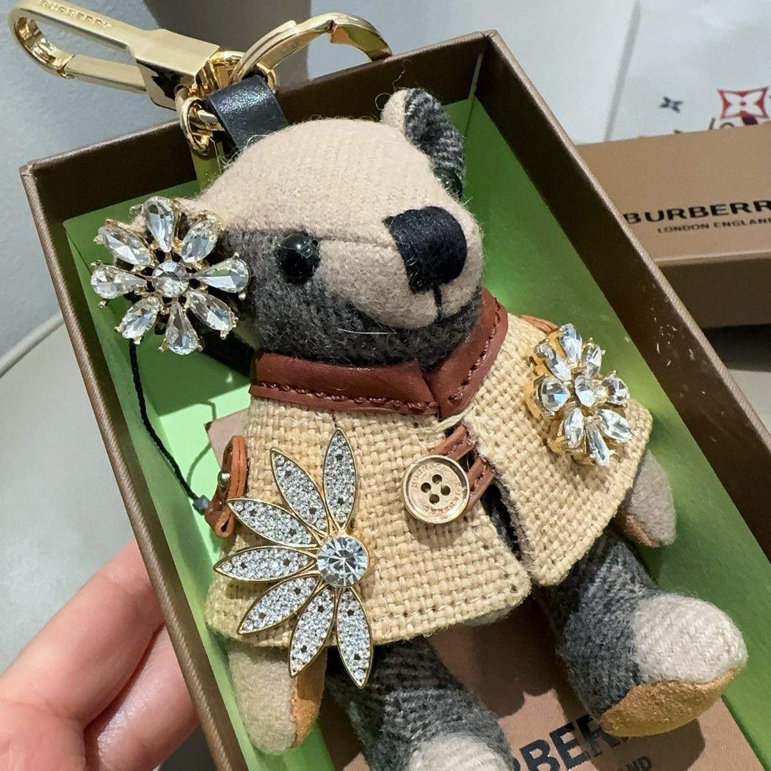 🆕Burberry代工厂小熊🐻挂件，巴宝莉钻扣熊🐻钥匙扣包包挂件  温柔到心里🥰 
内部填充物与专柜一致
