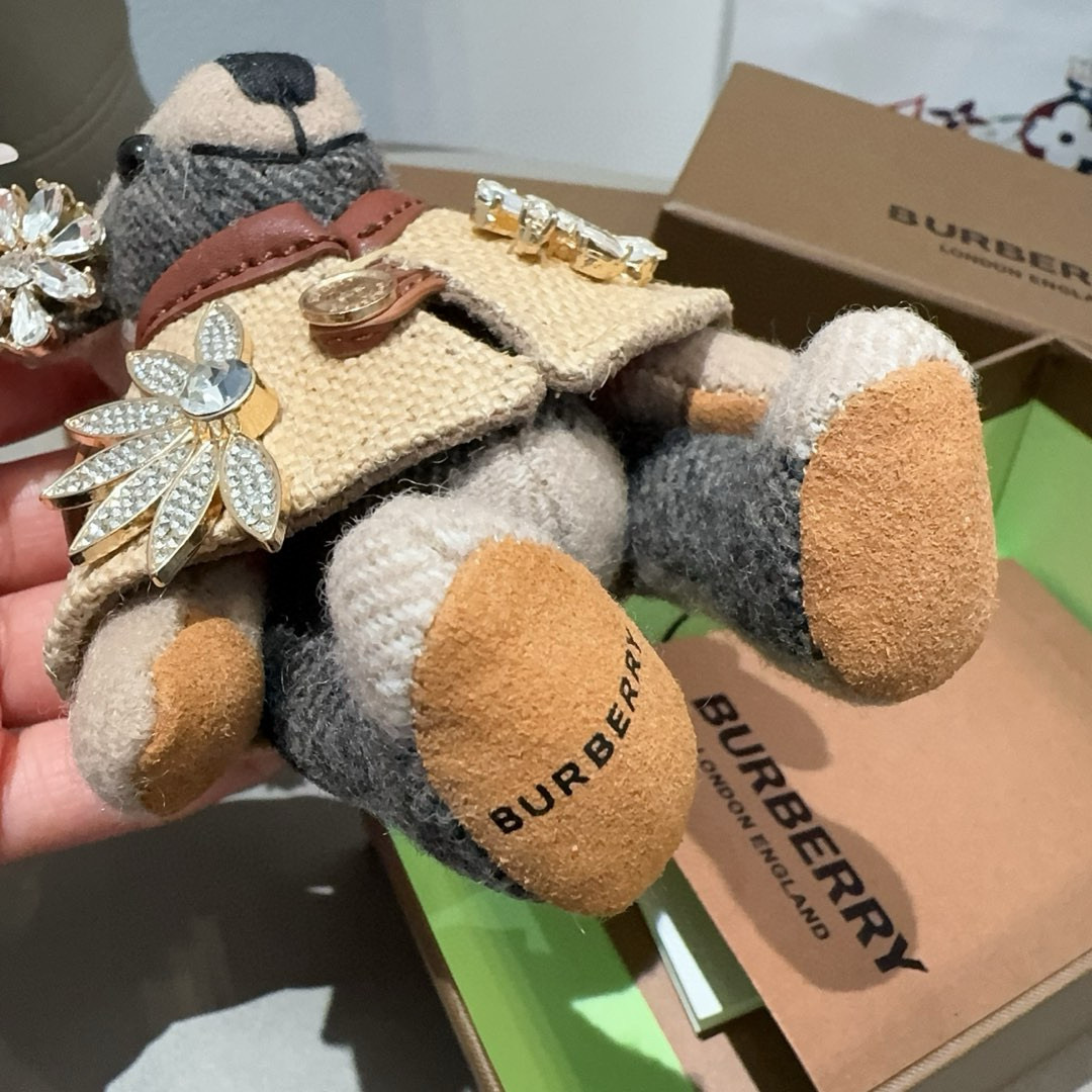 🆕Burberry代工厂小熊🐻挂件，巴宝莉钻扣熊🐻钥匙扣包包挂件  温柔到心里🥰 
内部填充物与专柜一致